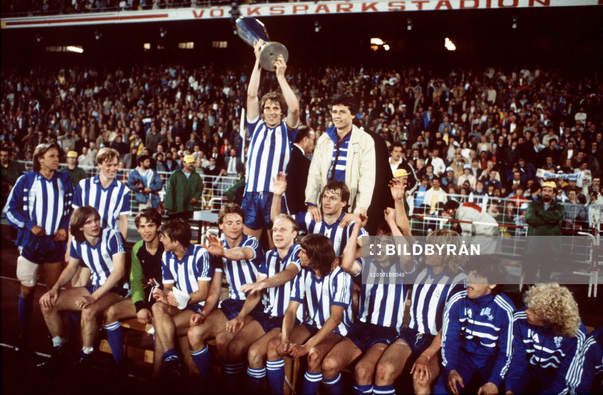 Conny Karlsson höjer bucklan (UEFA-cupmästare, Mästare,