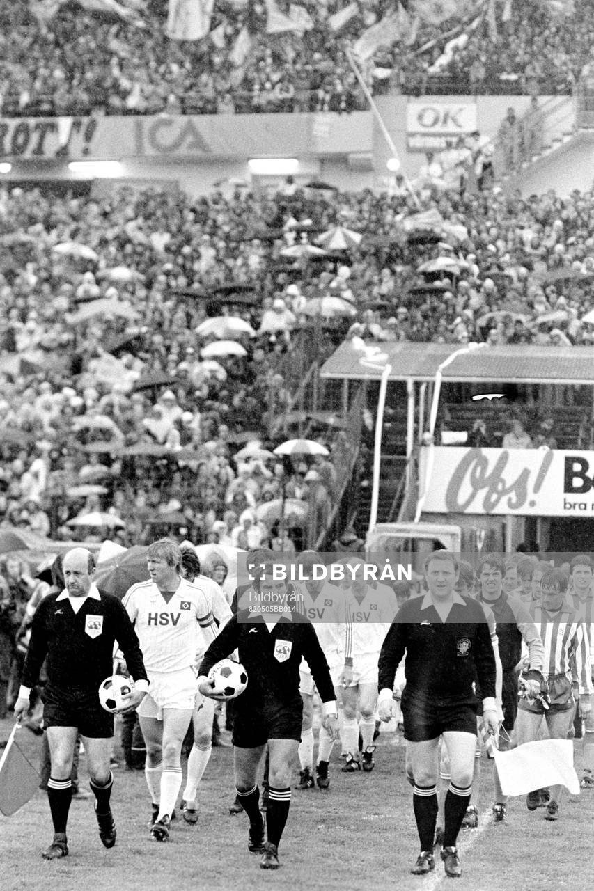 Fotboll, Uefacupen, Final, IFK Göteborg - Hamburg, 1-0: Lagen på väg in på Ullevi.