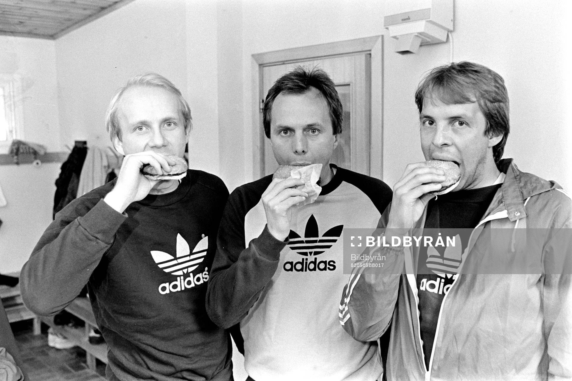 Fotboll, Uefacupen, Final, IFK Göteborg - Hamburg, 1-0: Tord Holmgren, Sven-Göran Eriksson, tränare och Tommy Holmgren äter hamburgare på en träning innan matchen.