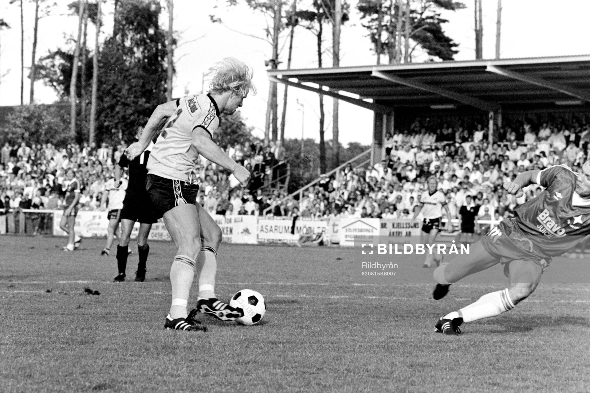 Fotboll, Div 2 Södra, Mjällby - IFK Malmö, 1-0: Lennart Weidenstolpe, Mjällby med bollen.