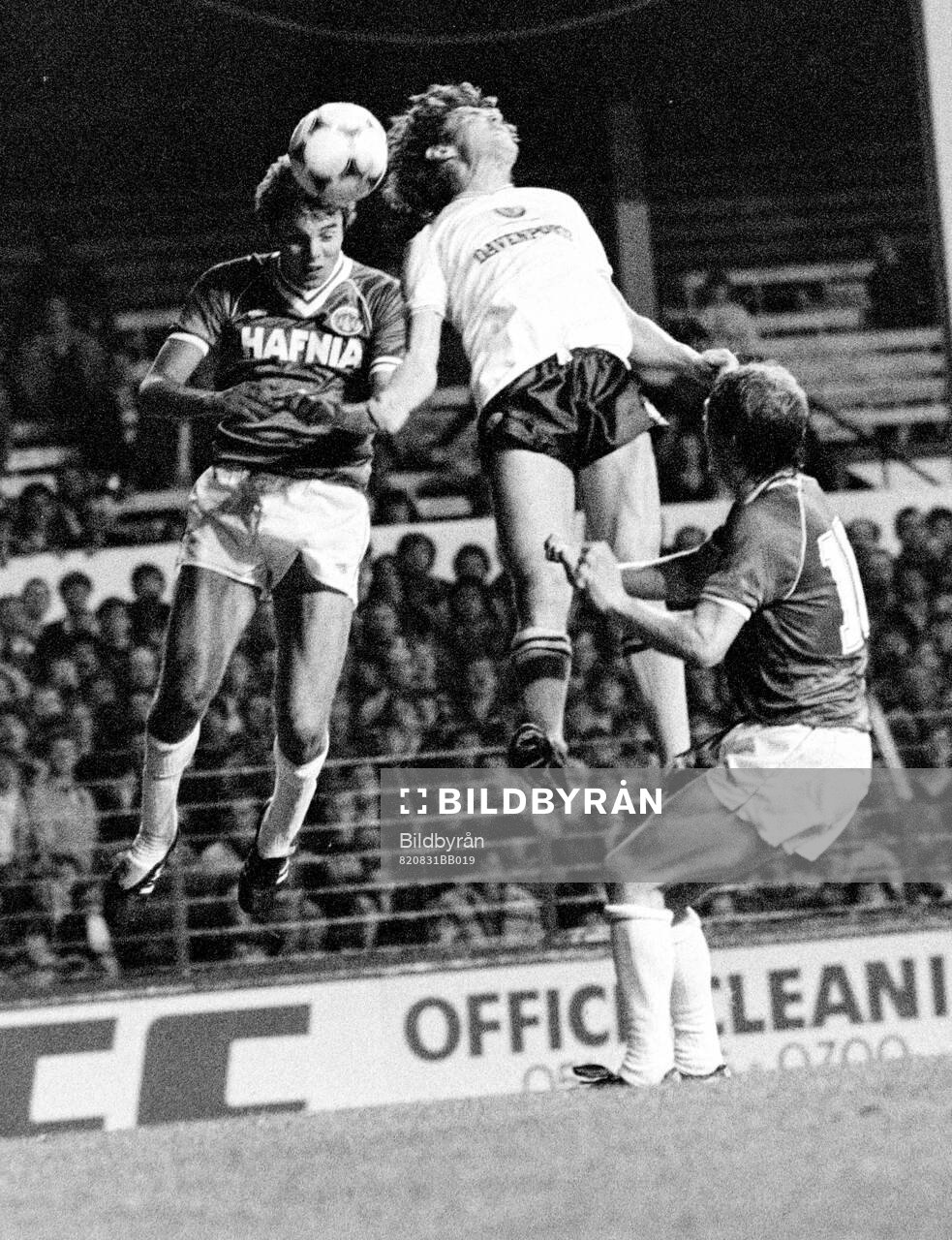 Football, Division One, England, Everton - Aston Villa: Evertons Billy Wright, Aston Villas Dennis Mortimer.