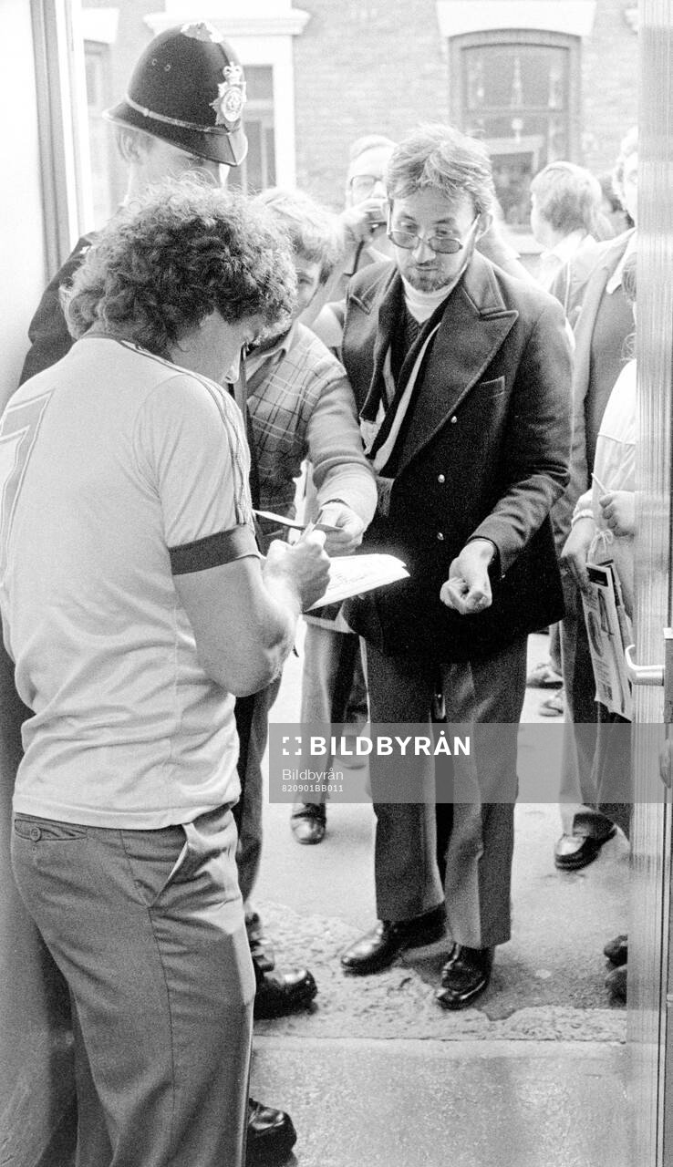 Kevin Keegan of Newcastle writes autographs to fans