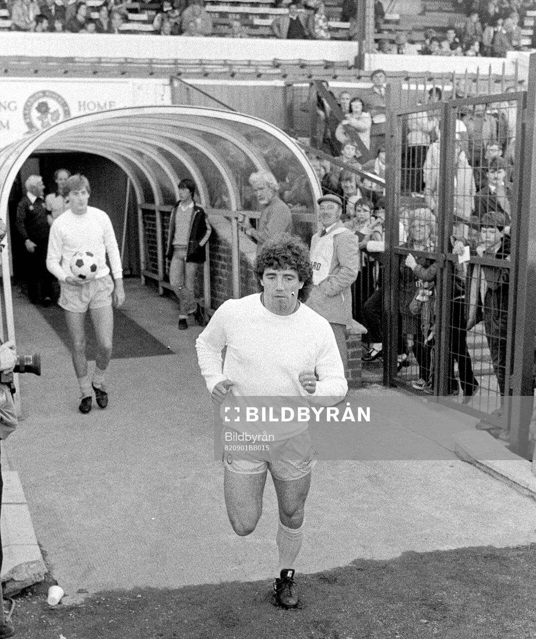 Kevin Keegan of Newcastle enters the pitch