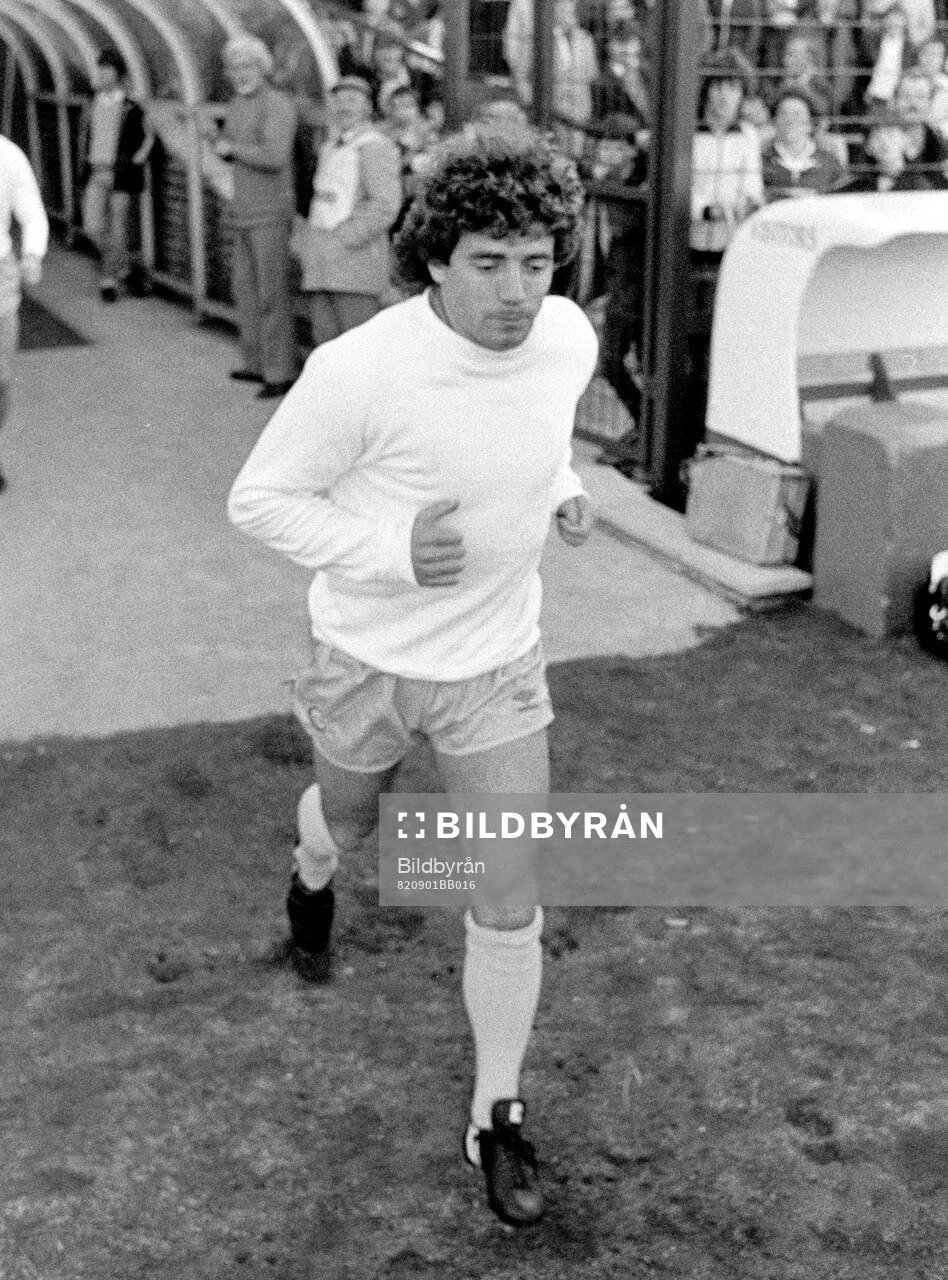 Kevin Keegan of Newcastle enters the pitch