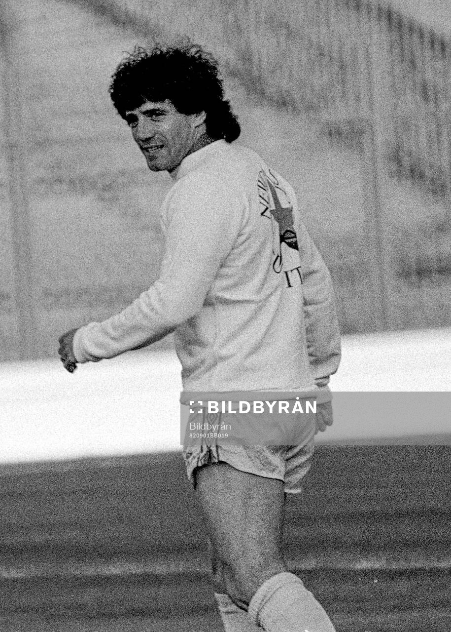 Kevin Keegan of Newcastle warming up