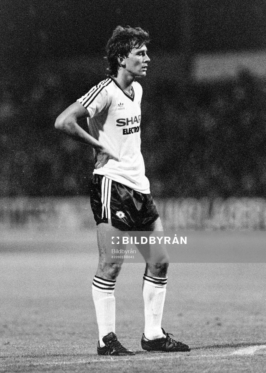 Nottingham Forest - Manchester United: Bryan Robson of