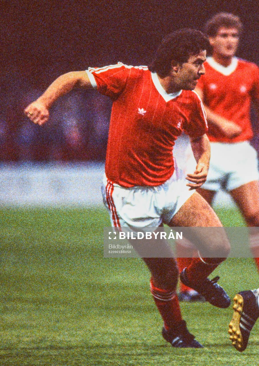Nottingham Forest - Manchester United: John Robertson of