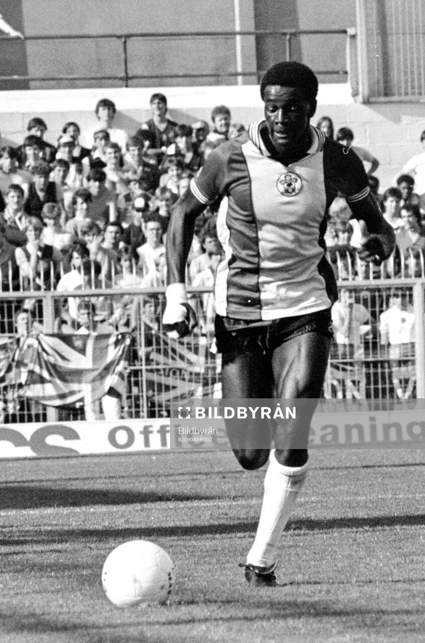 Southampton - Aston Villa: Southamptons Justin Fashanu