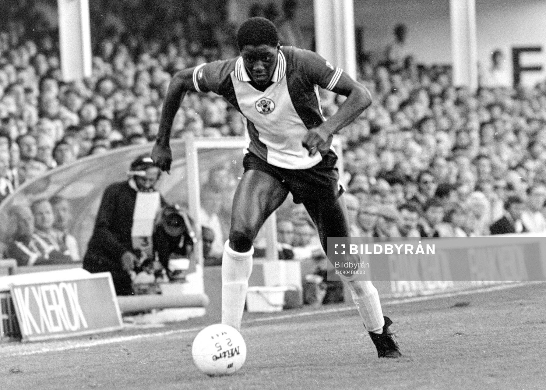 Southampton - Aston Villa: Southamptons Justin Fashanu