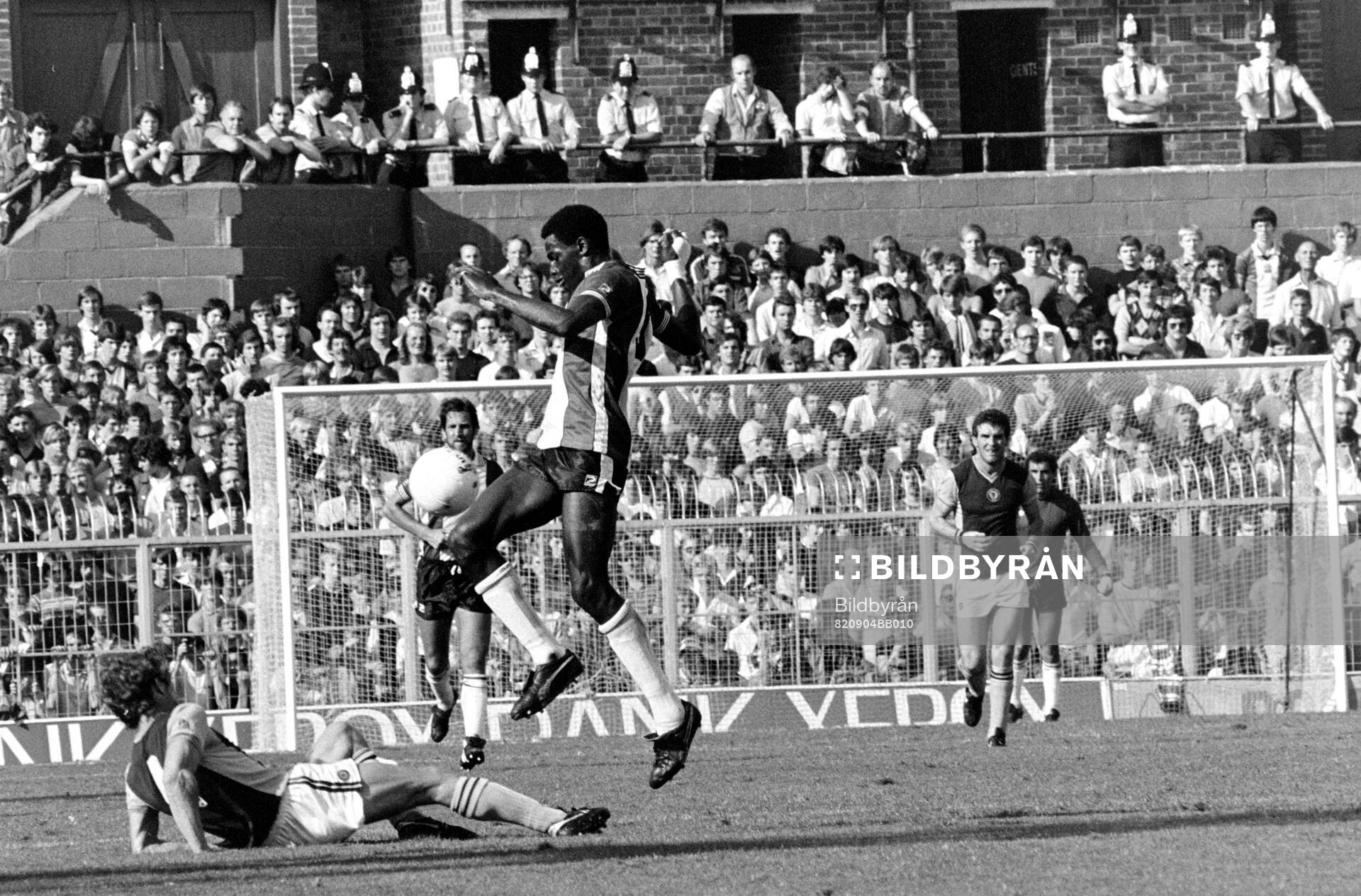 Southampton - Aston Villa: Southamptons Justin Fashanu