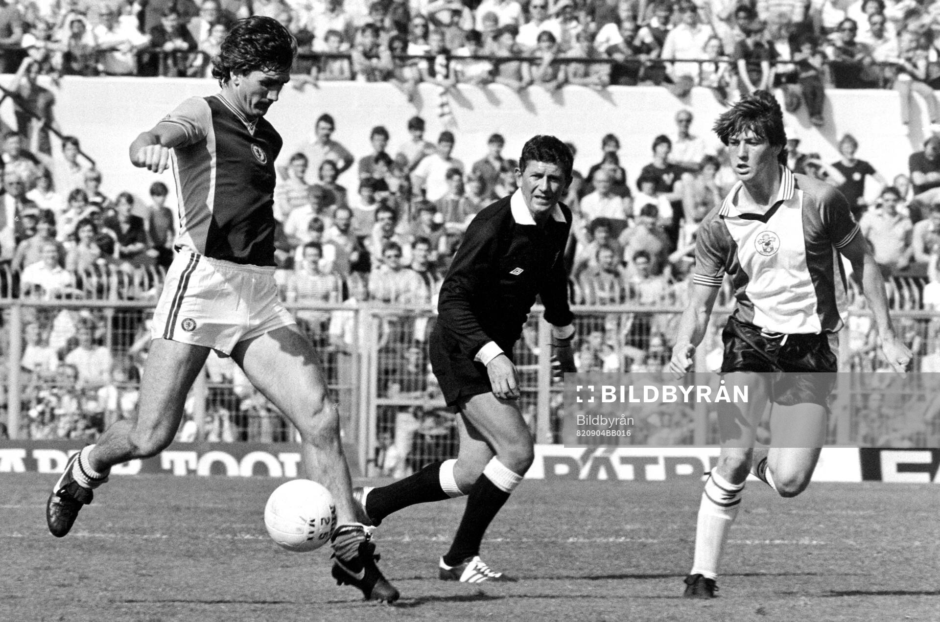 Southampton - Aston Villa: Aston Villas Dennis Mortimer.,