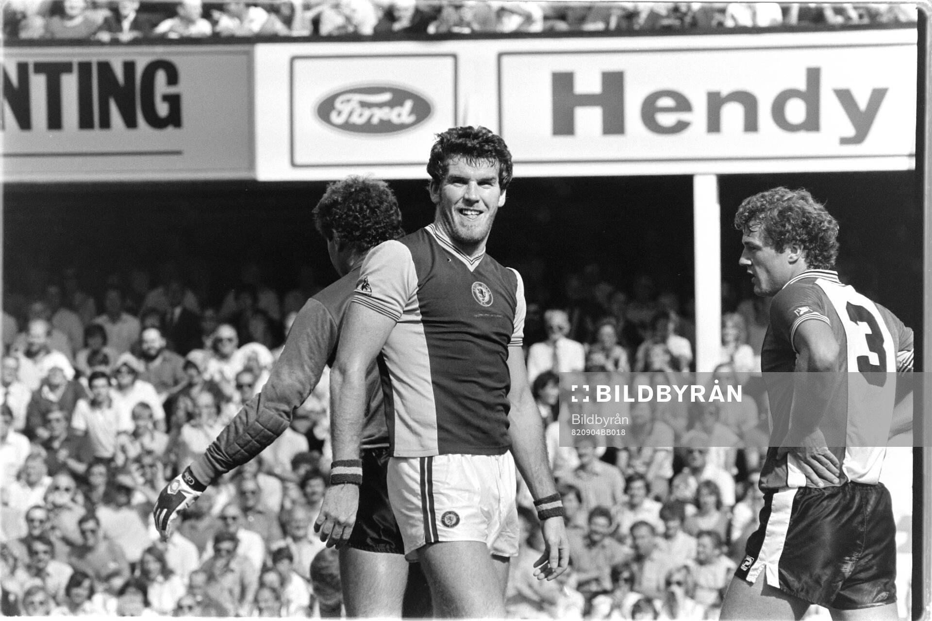 Football, Division One, England 1982-1983: Southampton - Aston Villa: Aston Villas Peter Withe.