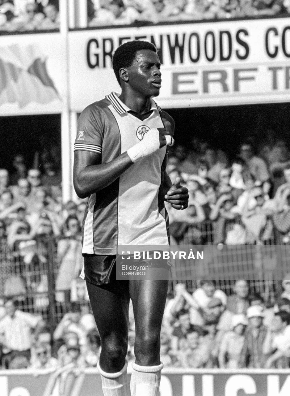 Southampton - Aston Villa: Southamptons Justin Fashanu