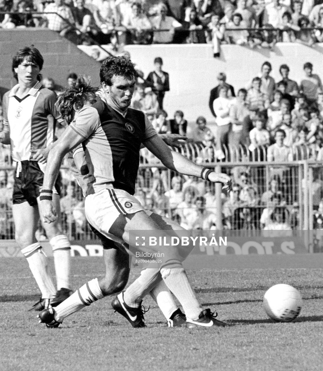 Football, Division One, England 1982-1983: Southampton - Aston Villa: Aston Villas Peter Withe.