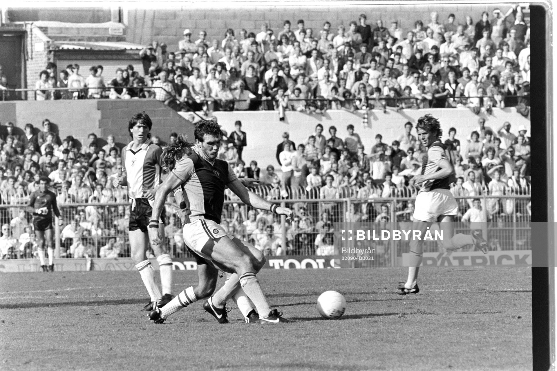 Football, Division One, England 1982-1983: Southampton - Aston Villa: Aston Villas Peter Withe.