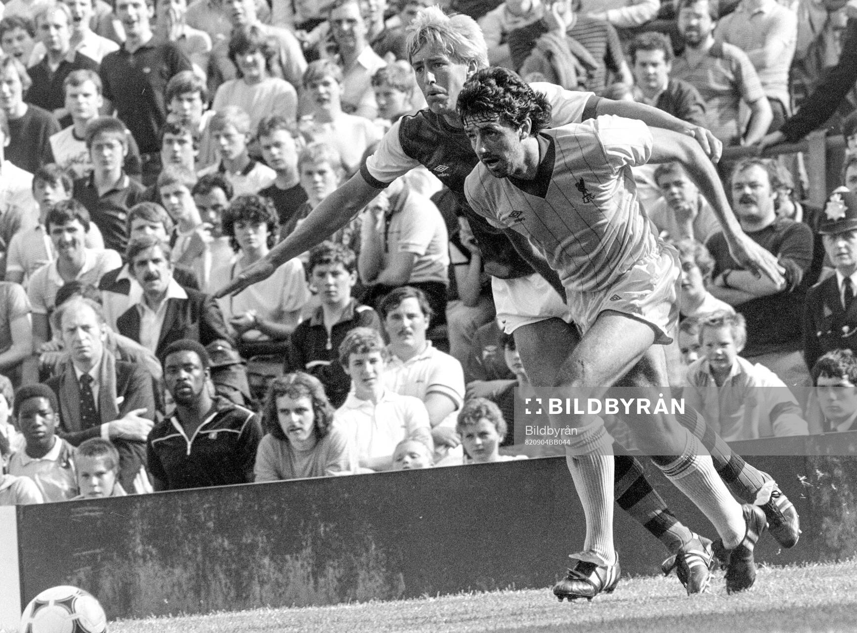 Football, Division One, England 1982-1983, Arsenal - Liverpool: Mark Lawrenson of Liverpool, Lee Chapman of Arsenal.