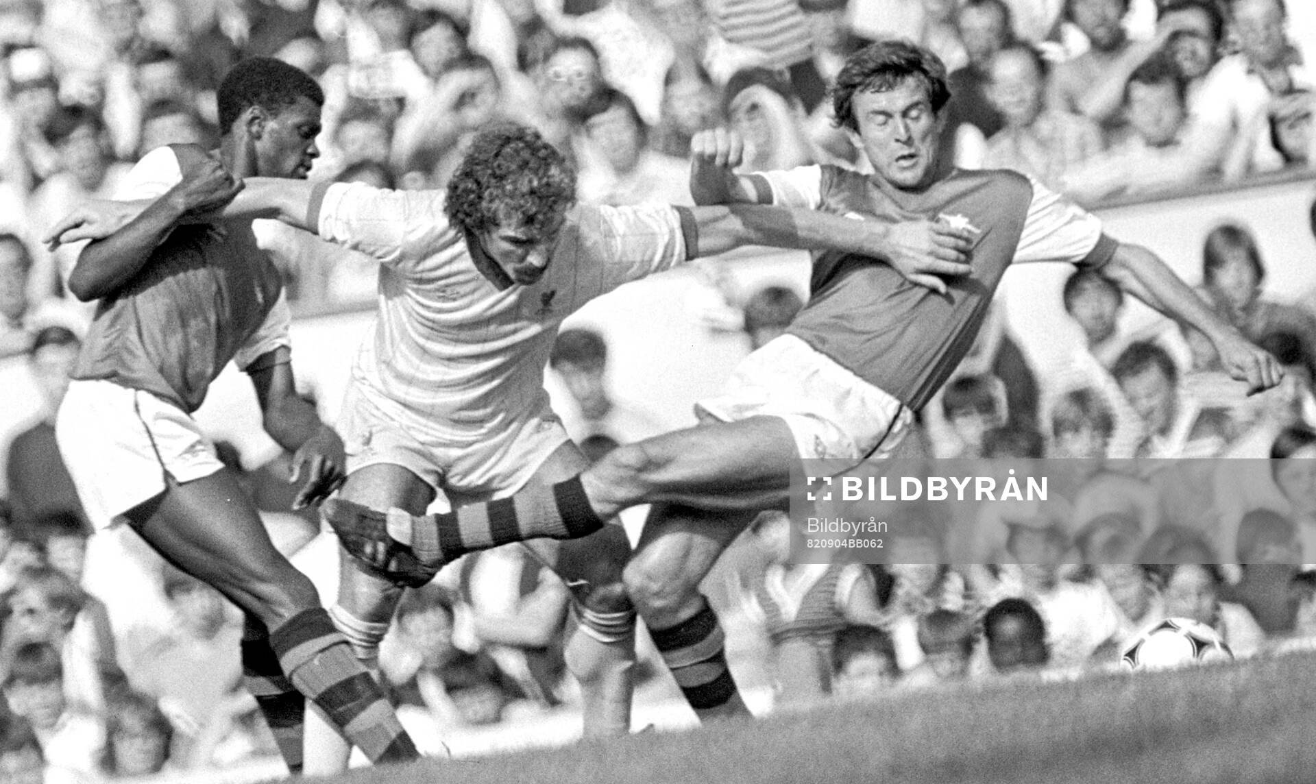 Football, Division One, England 1982-1983, Arsenal - Liverpool: Graeme Souness of Liverpool against Paul Davis and John Hollins of Arsenal.
