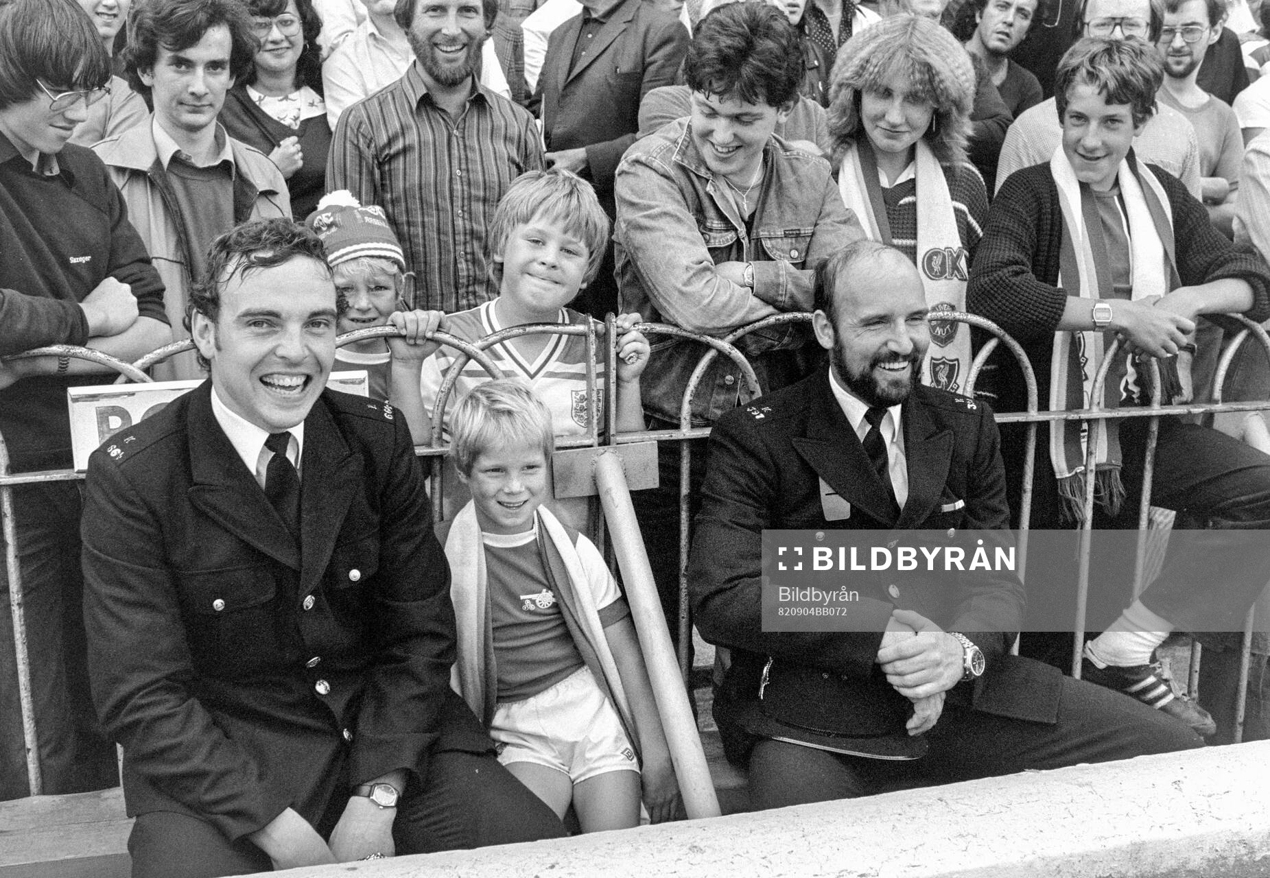 Football, Division One, England 1982-1983, Arsenal - Liverpool: Young Arsenalfan watching game with bobbies.