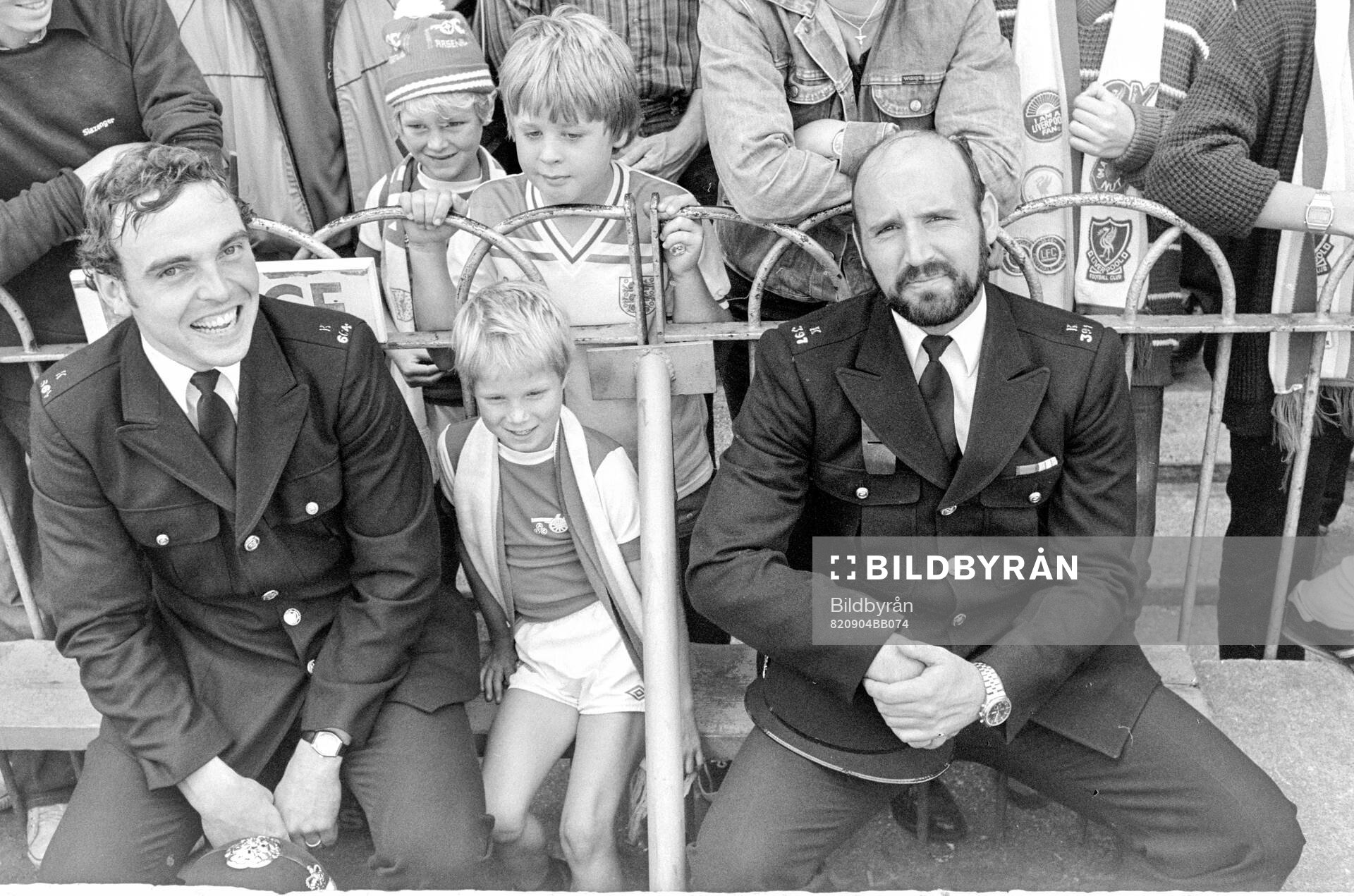 Football, Division One, England 1982-1983, Arsenal - Liverpool: Young Arsenalfan watching game with bobbies.