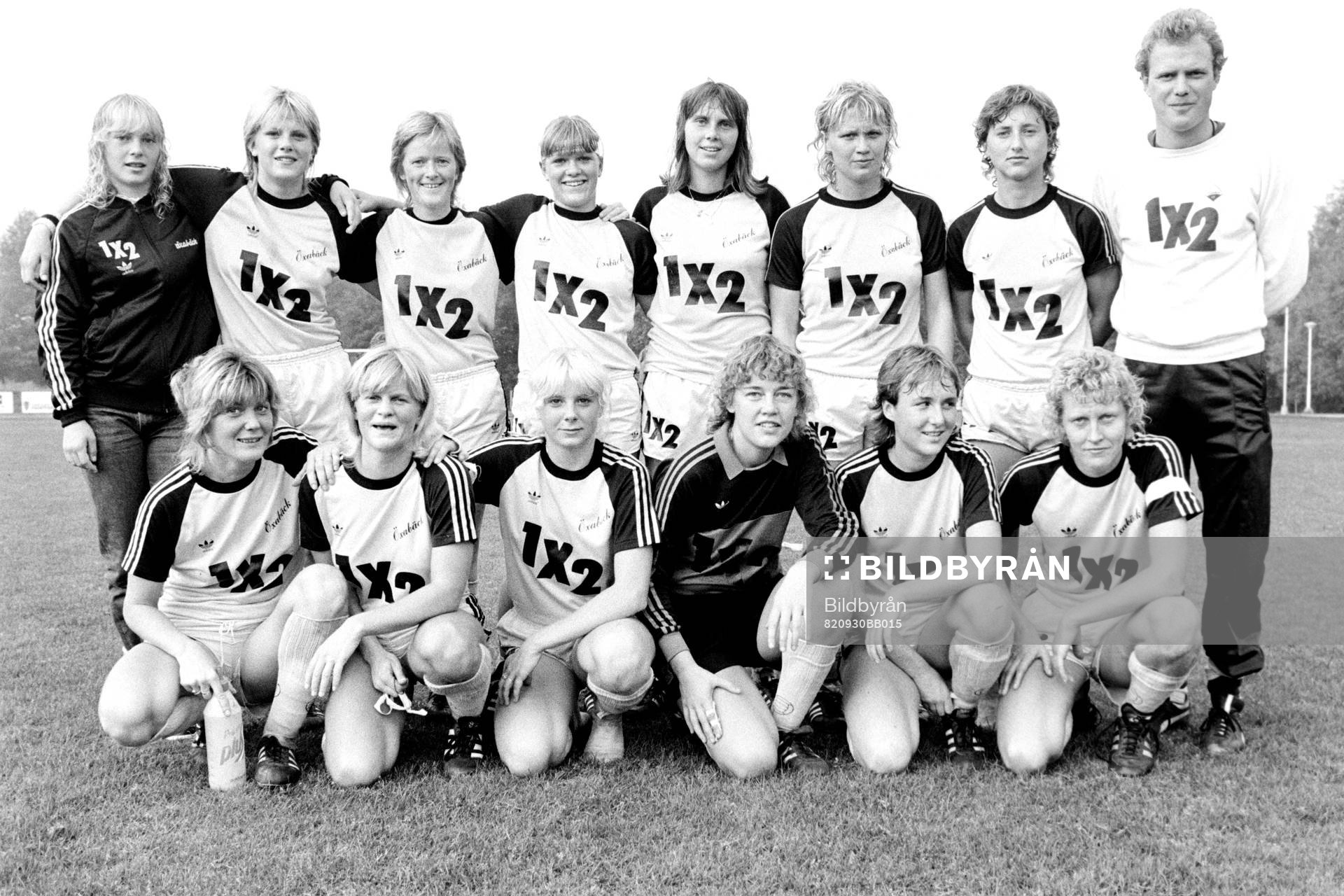 Fotboll, Damer, Div 1 Södra, Öxabäck - Wä: Öxabäcks seriesegrande lag. Stående fr.v. Ellenor Holmgren, Birgitta Ericsson, Ing-Marie Ottosson, Annette Lundin, Christina Ahlström, Mary Andersson, Kristina Andersson, Ulf Svensson, tränare. Sittande fr.v. Maj Lindgren, Karin Åhman, Jessica Gunnarsson, Inger Frisk, Tina Rossing, Ann-Christin Lindquist
