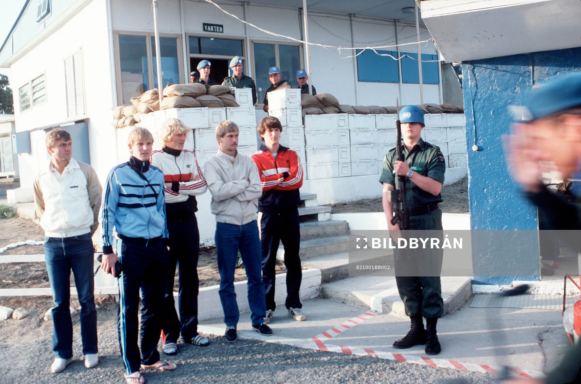 fr v: Bengt Nilsson, Ulf Eriksson, Håkan Sandberg, Lennart Nilsson och Glenn Holm på besök på FN-postering