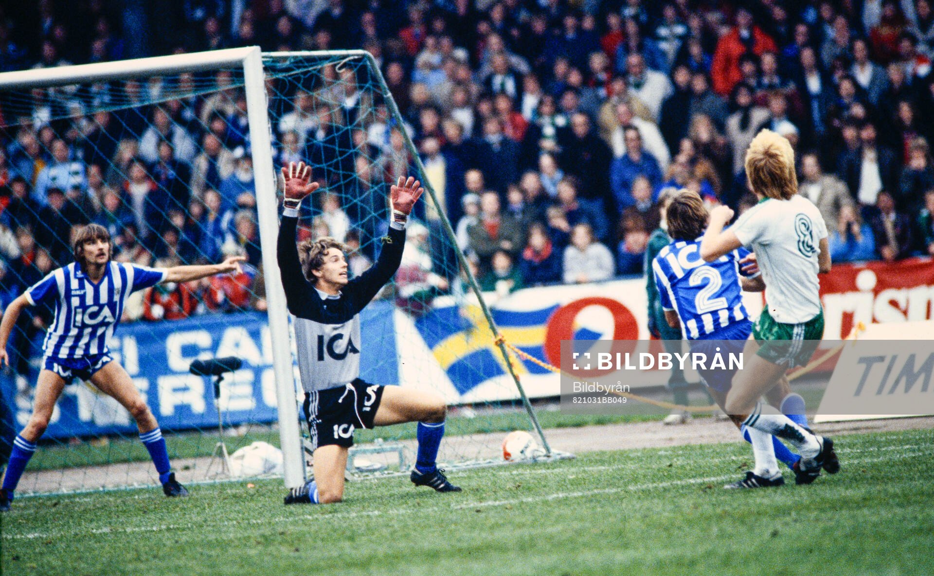 Göteborgs målvakt Thomas Wernerson räddar ett skott