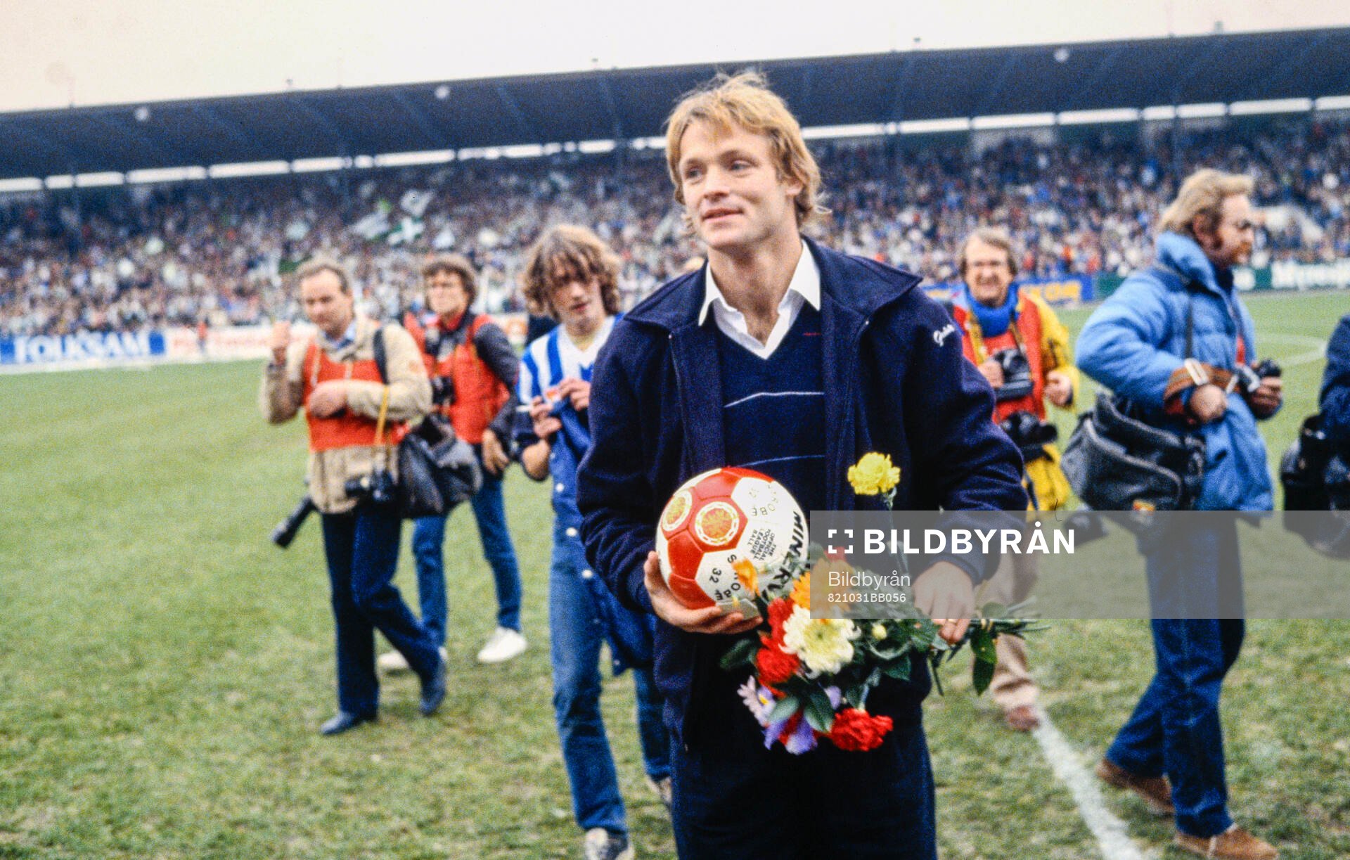 Torbjörn Nilsson anländer med matchbollen i helikopter