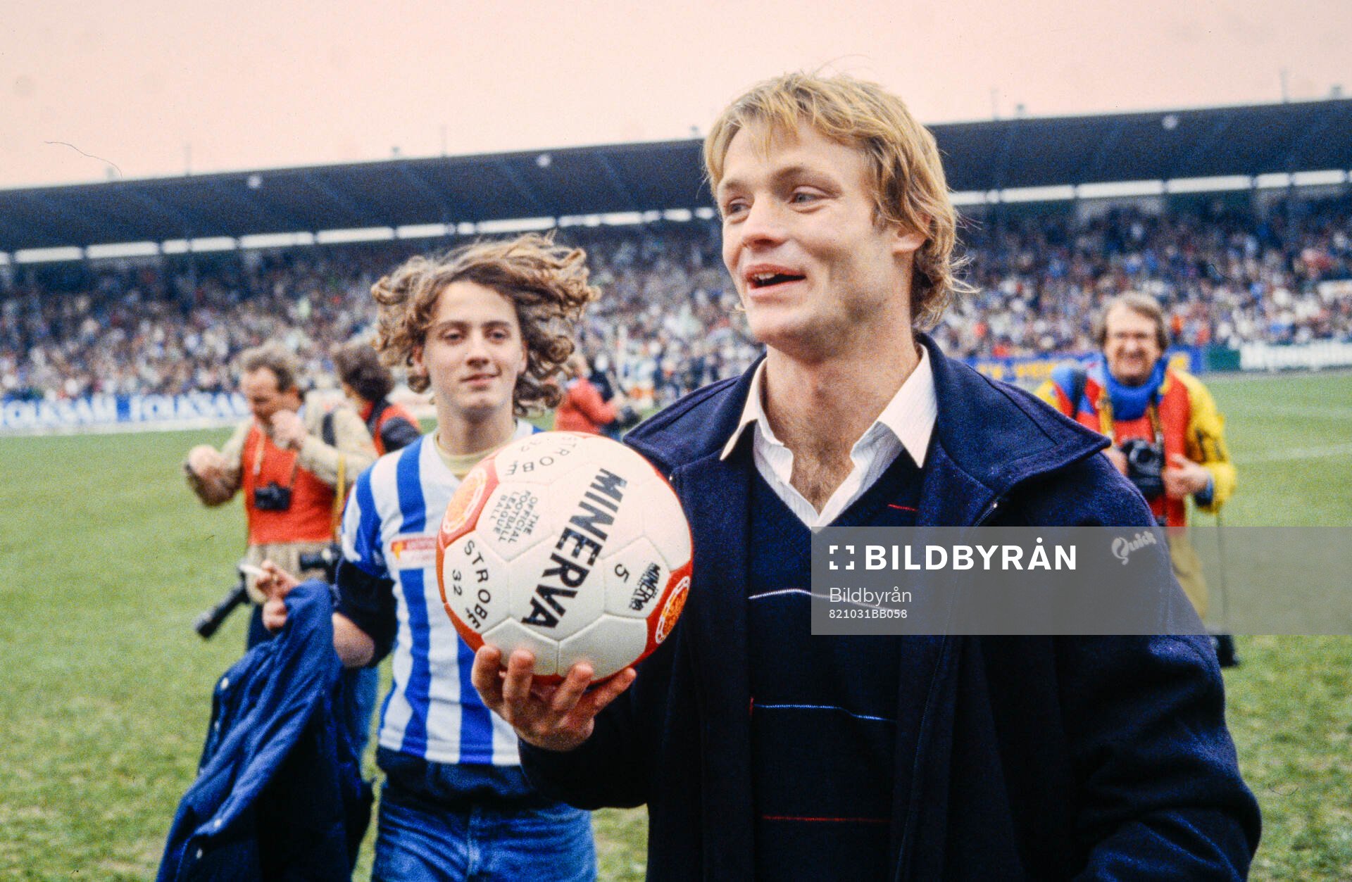 Torbjörn Nilsson anländer med matchbollen i helikopter