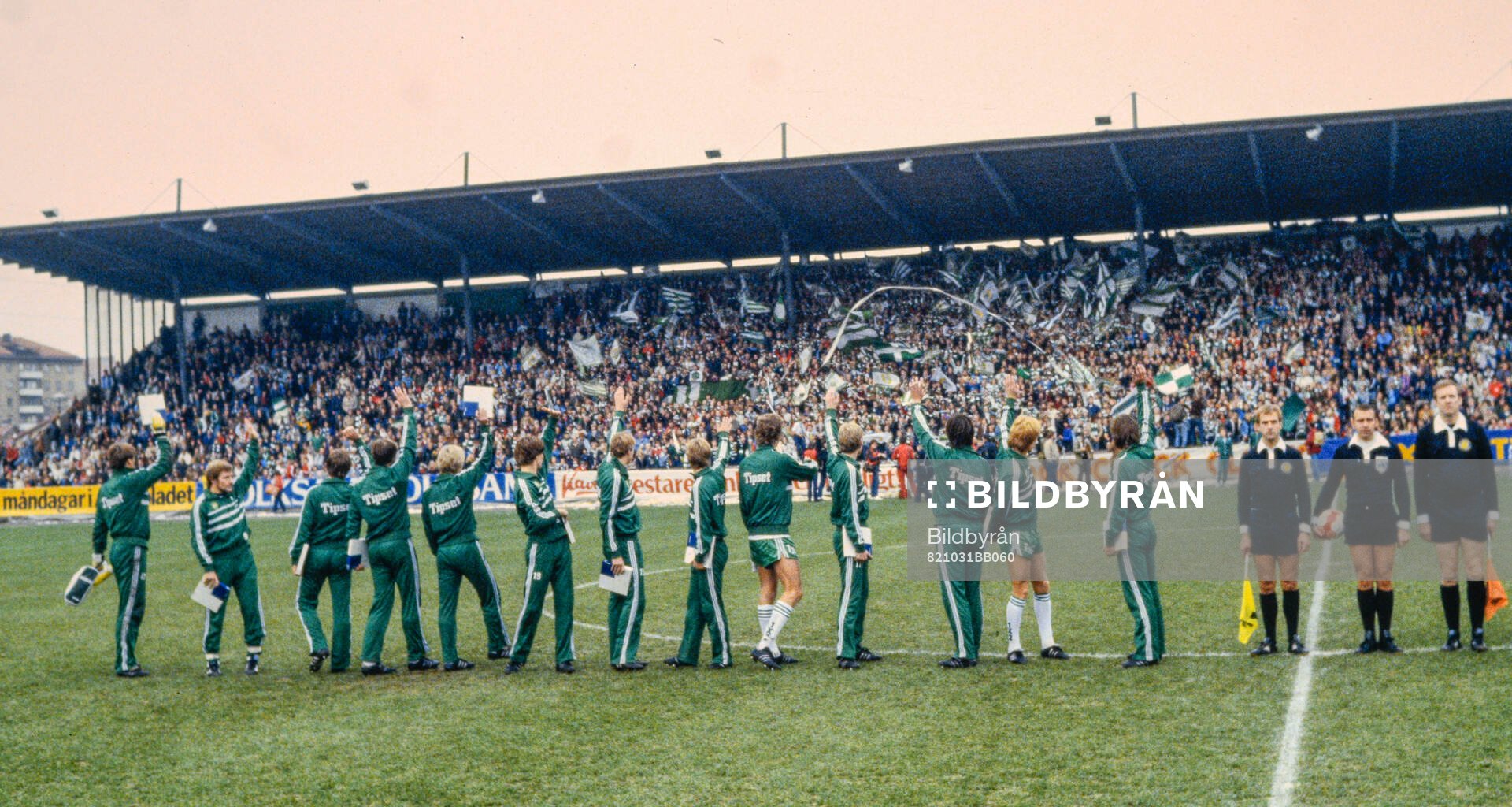 Hammarby hälsar på publiken före matchen