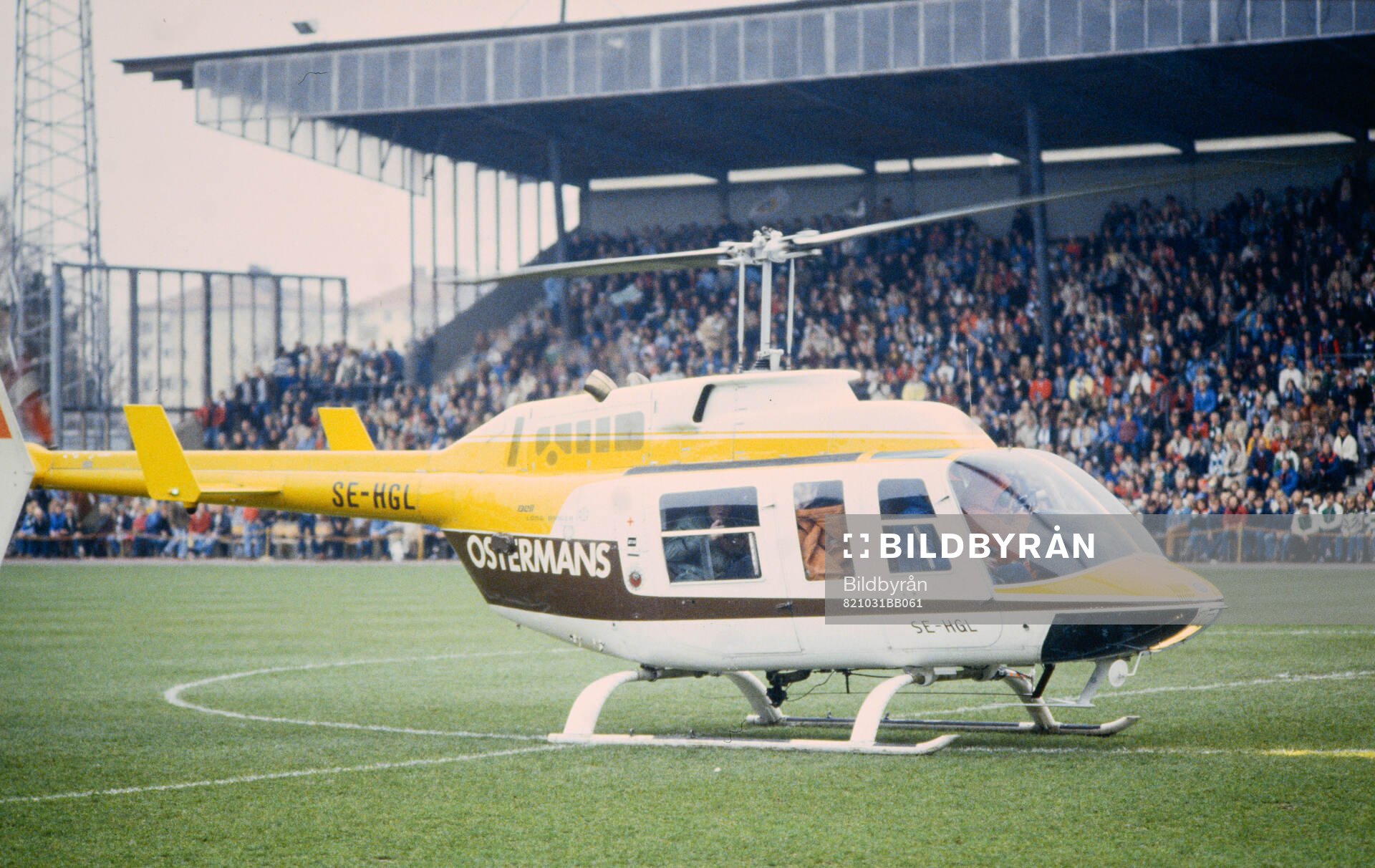 Torbjörn Nilsson anländer med matchbollen i helikopter