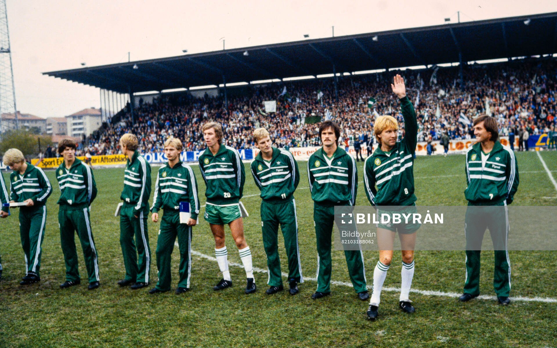 Hammarby hälsar på publiken före matchen. Fr v Thomas