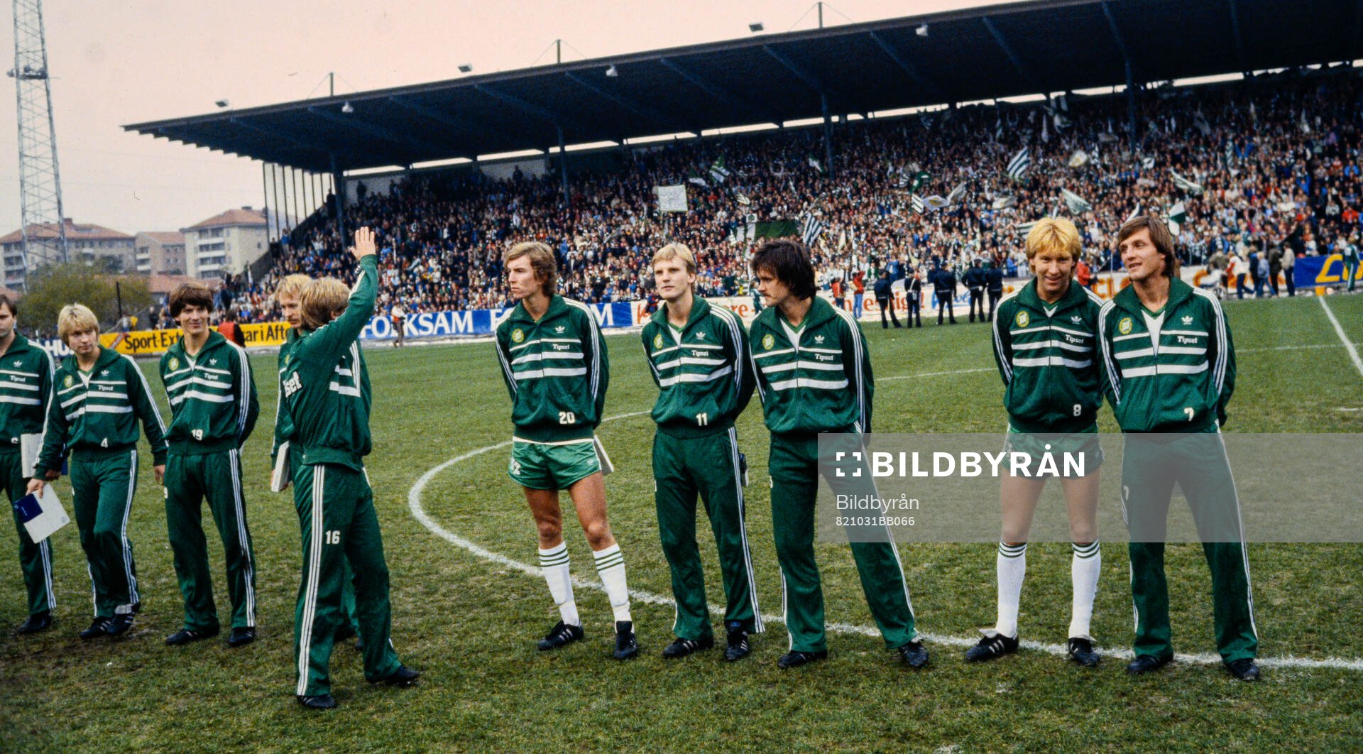 Fotboll, SM-Final, Hammarby - IFK Göteborg: Hammarby hälsar på publiken före matchen. Fr v Björn Hedenström, Thomas Dennerby, Per Holmberg, Jonnie Efraimsson, Peter Gerhardsson, Mats Wahlberg, Ulf Eriksson, Klas Johansson, Michael Andersson och Sten-Ove Putte Ramberg.