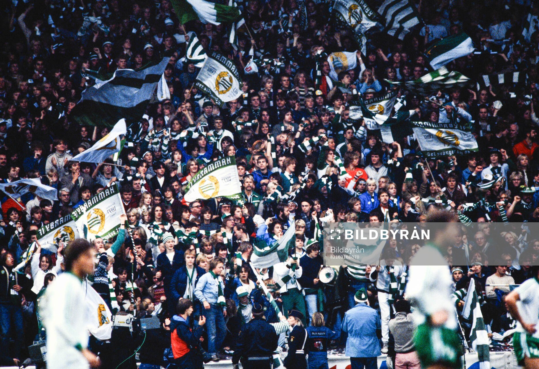 Hammarbys spelare framför Hammarbyklacken på Söderstadion