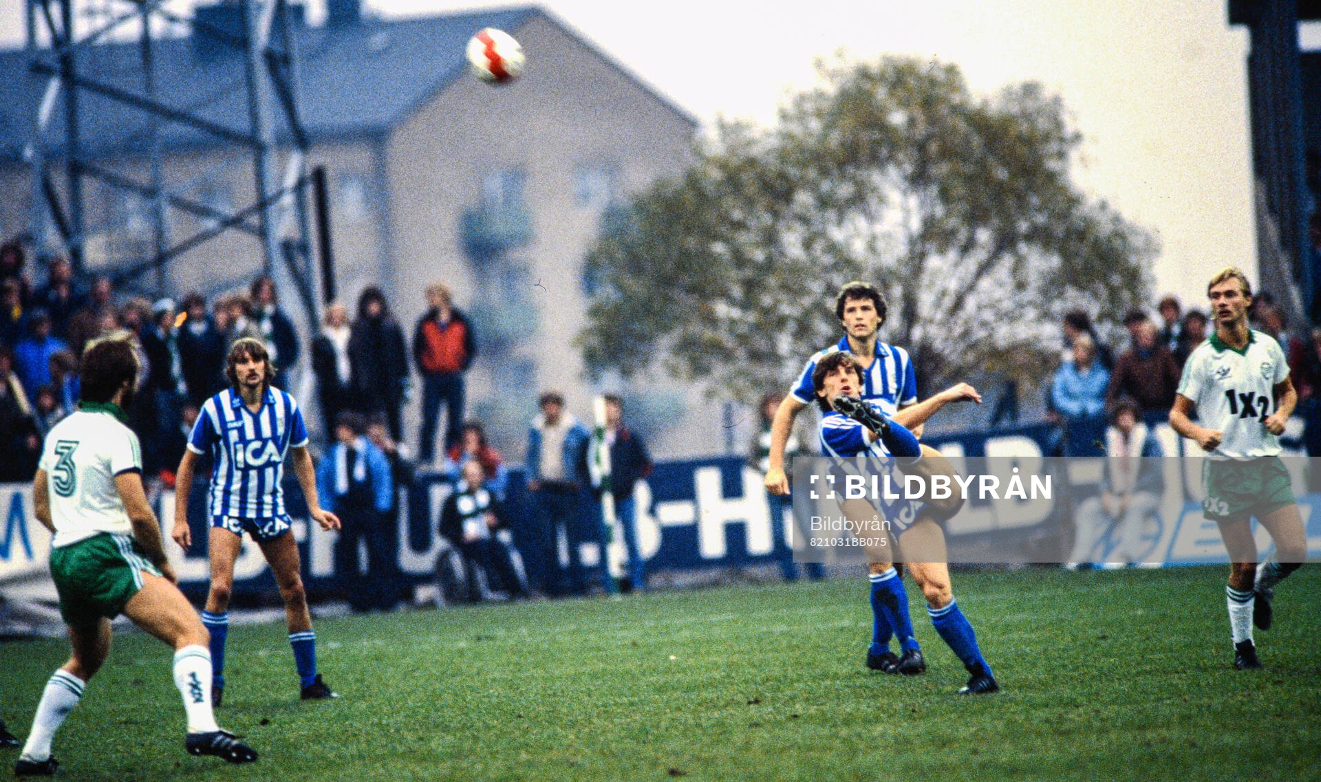 Göteborgs Glenn Holm skjuter omgiven av fr v Thom Åhlund,