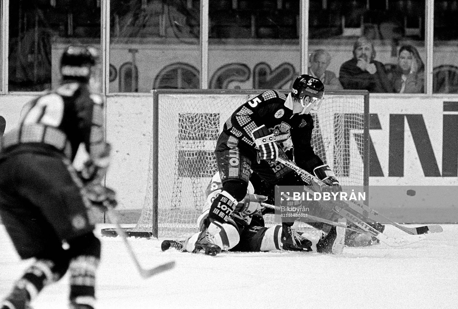 Jan Eriksson hjälper Gunnar Leidborg, målvakt i AIK i