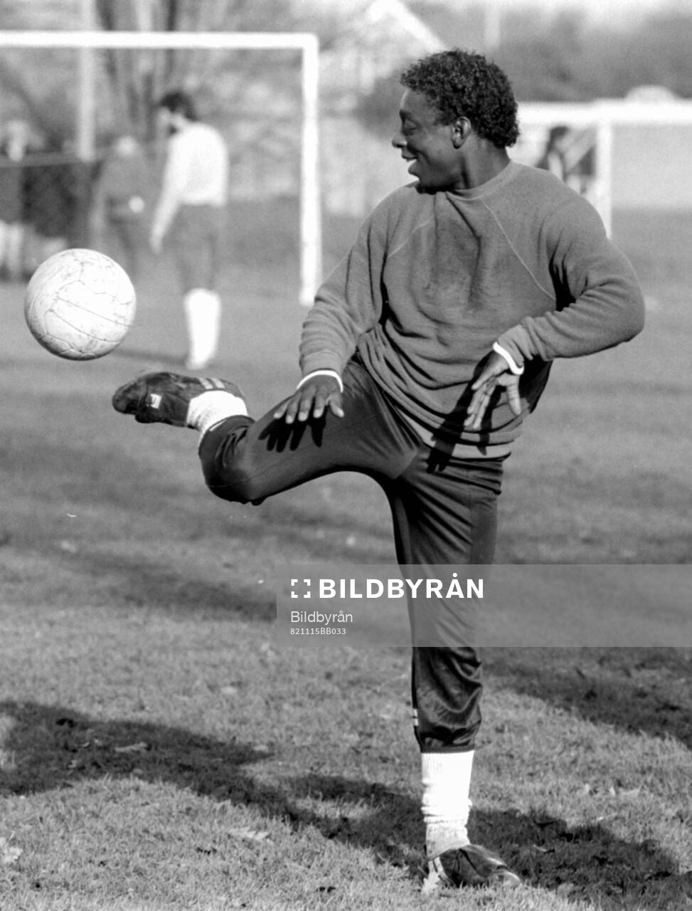Football, Division One, England, Tottenham, Training session: Garth Crooks.