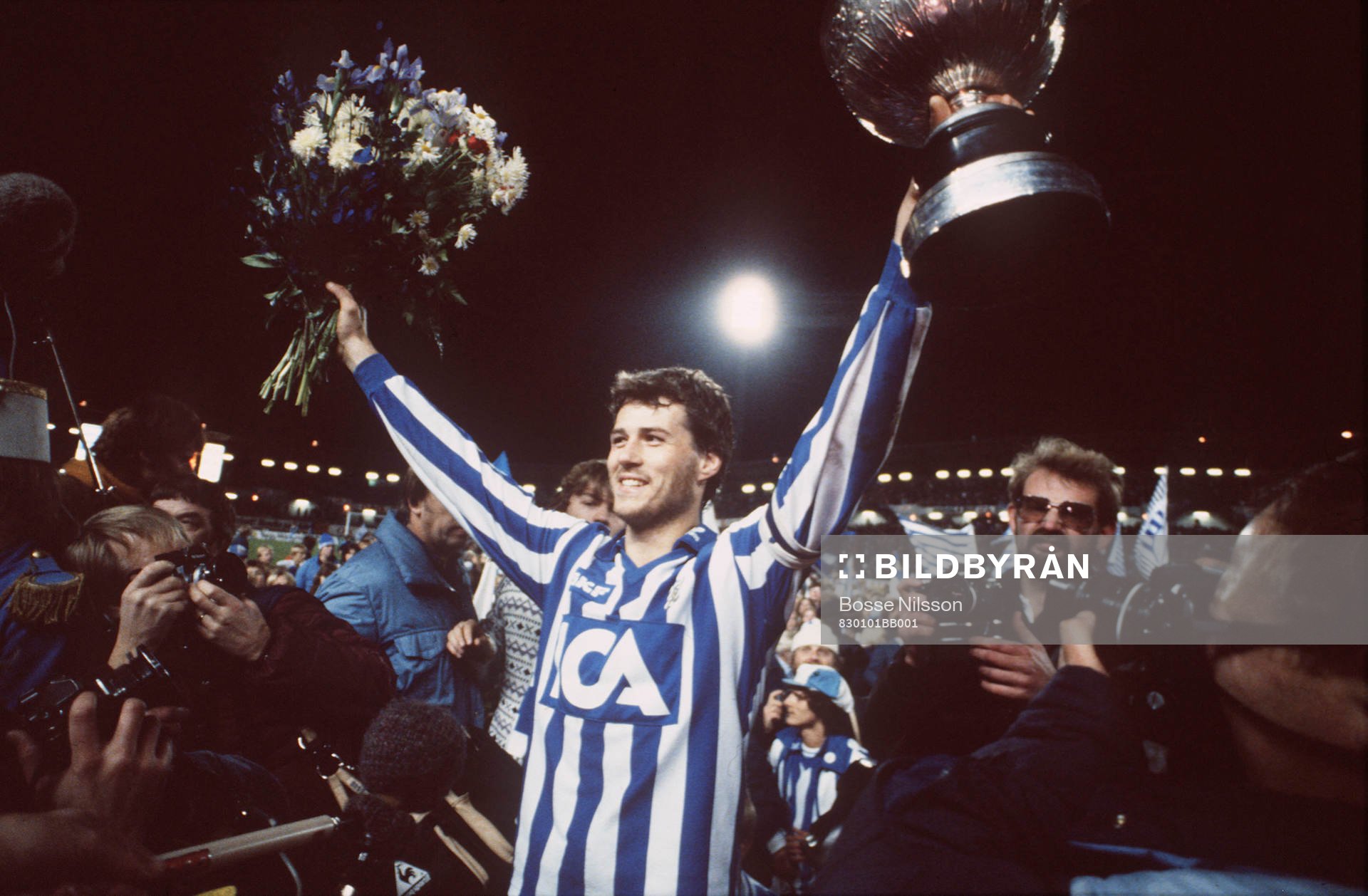 Glenn Hysén, jublar med SM-bucklan