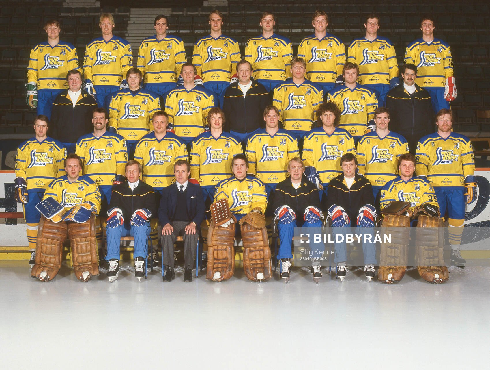 Players and team staff of Sweden pose for a team photo