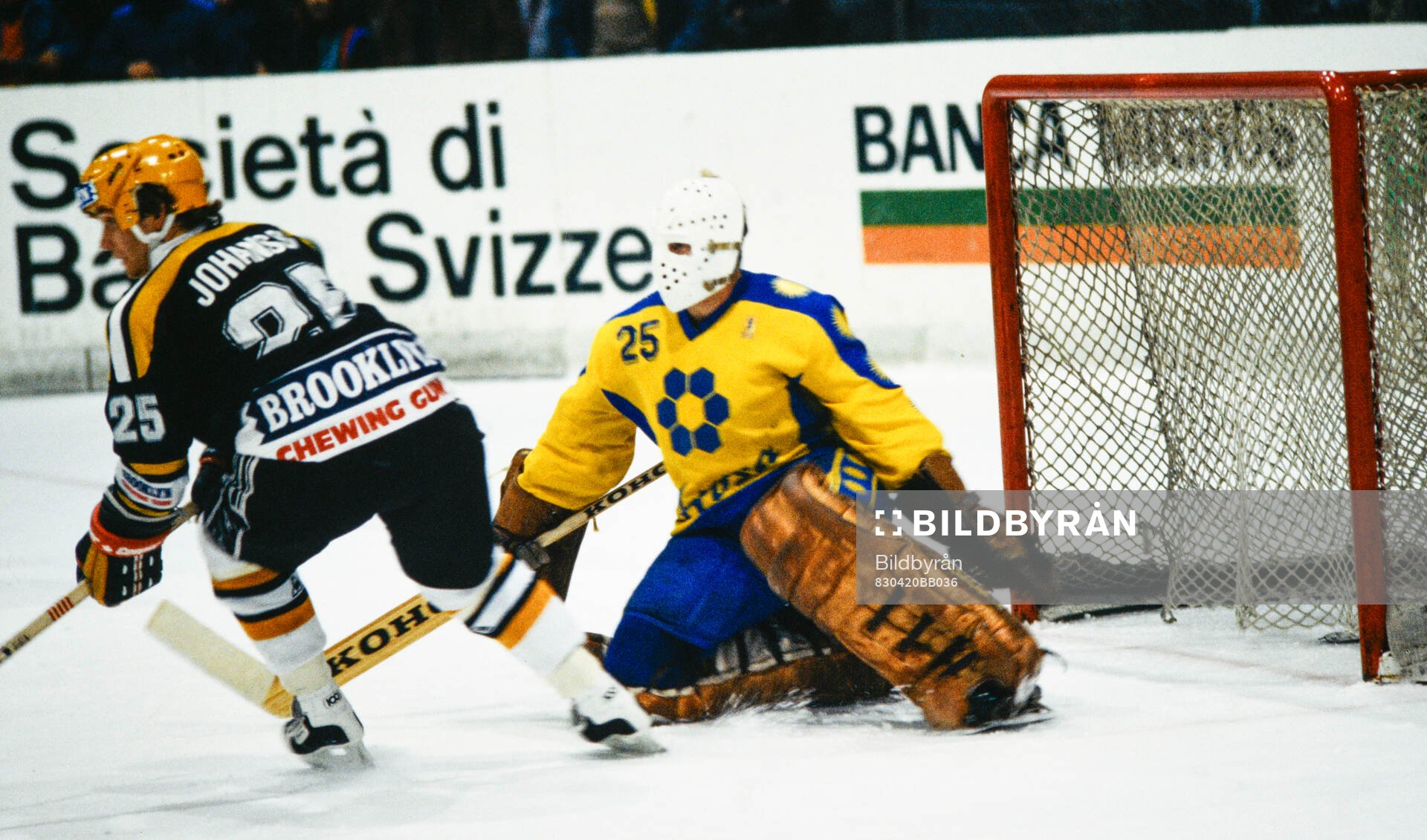 Kent Johansson, forward, Lugano, mot Reino Sundberg,