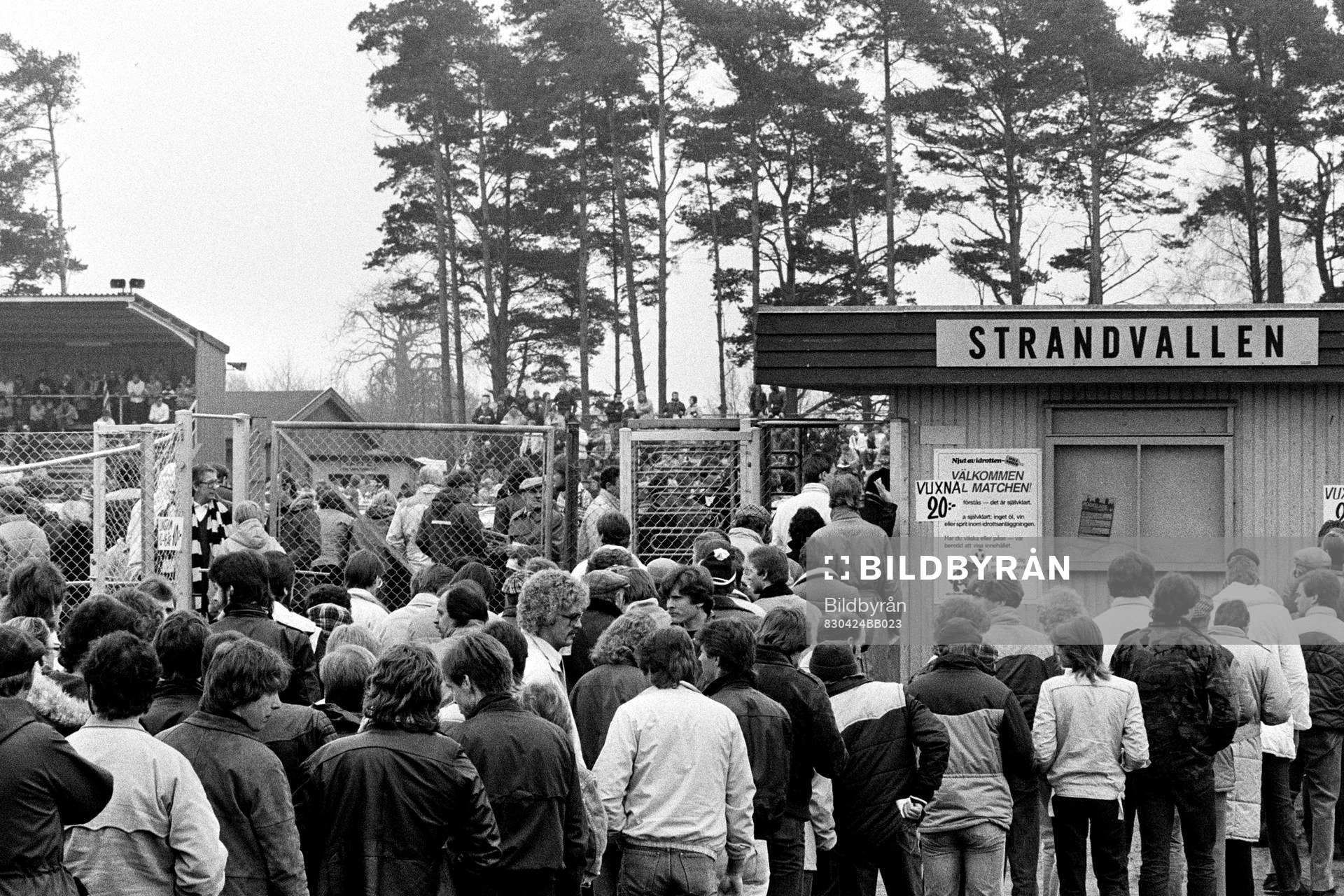 Kö utanför entrén till Strandvallen