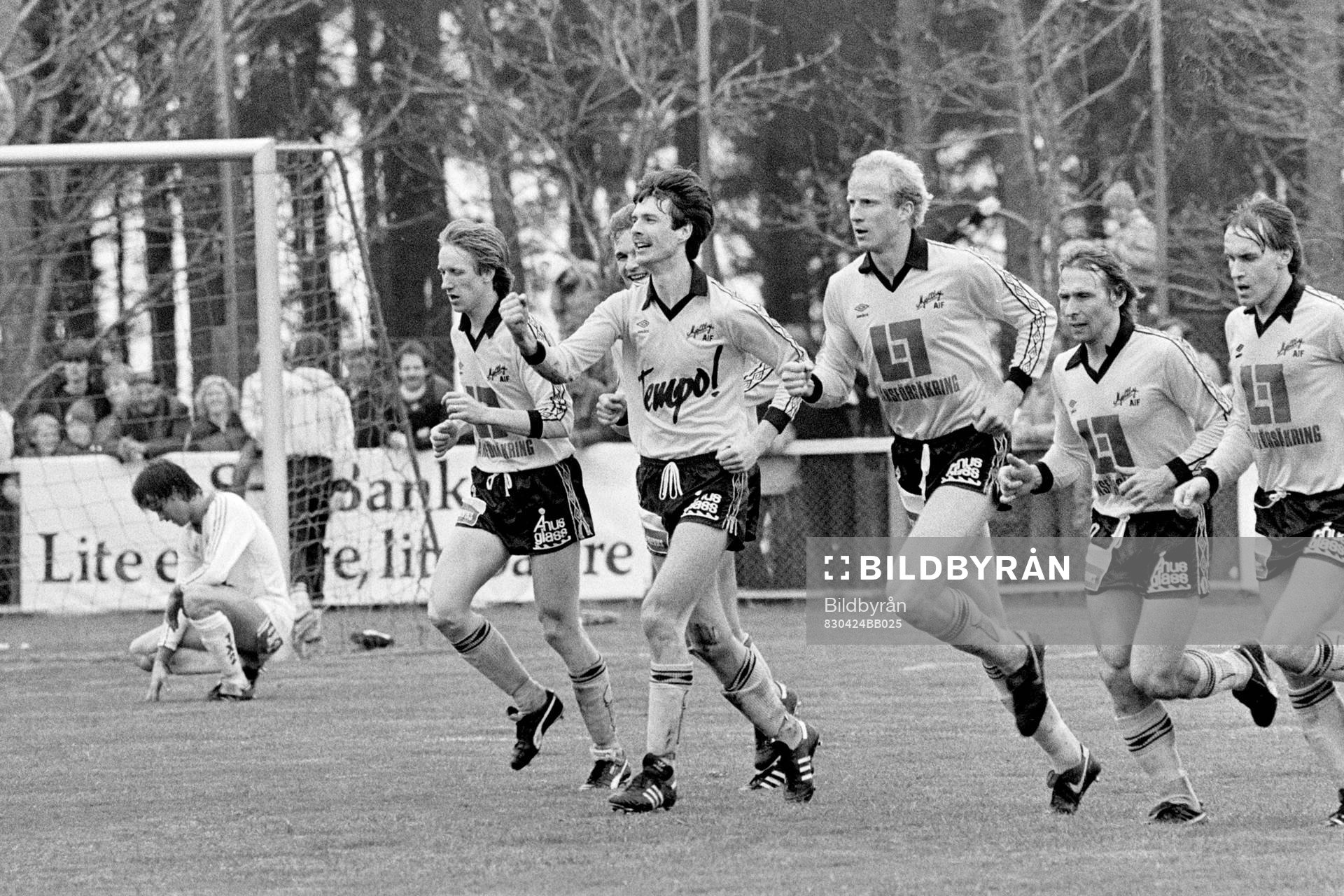  Alf Andersson, målskytten Lennart Johansson, Roy Nylander, Bo Andersson och Jörgen Nylander jublar efter 1-0.