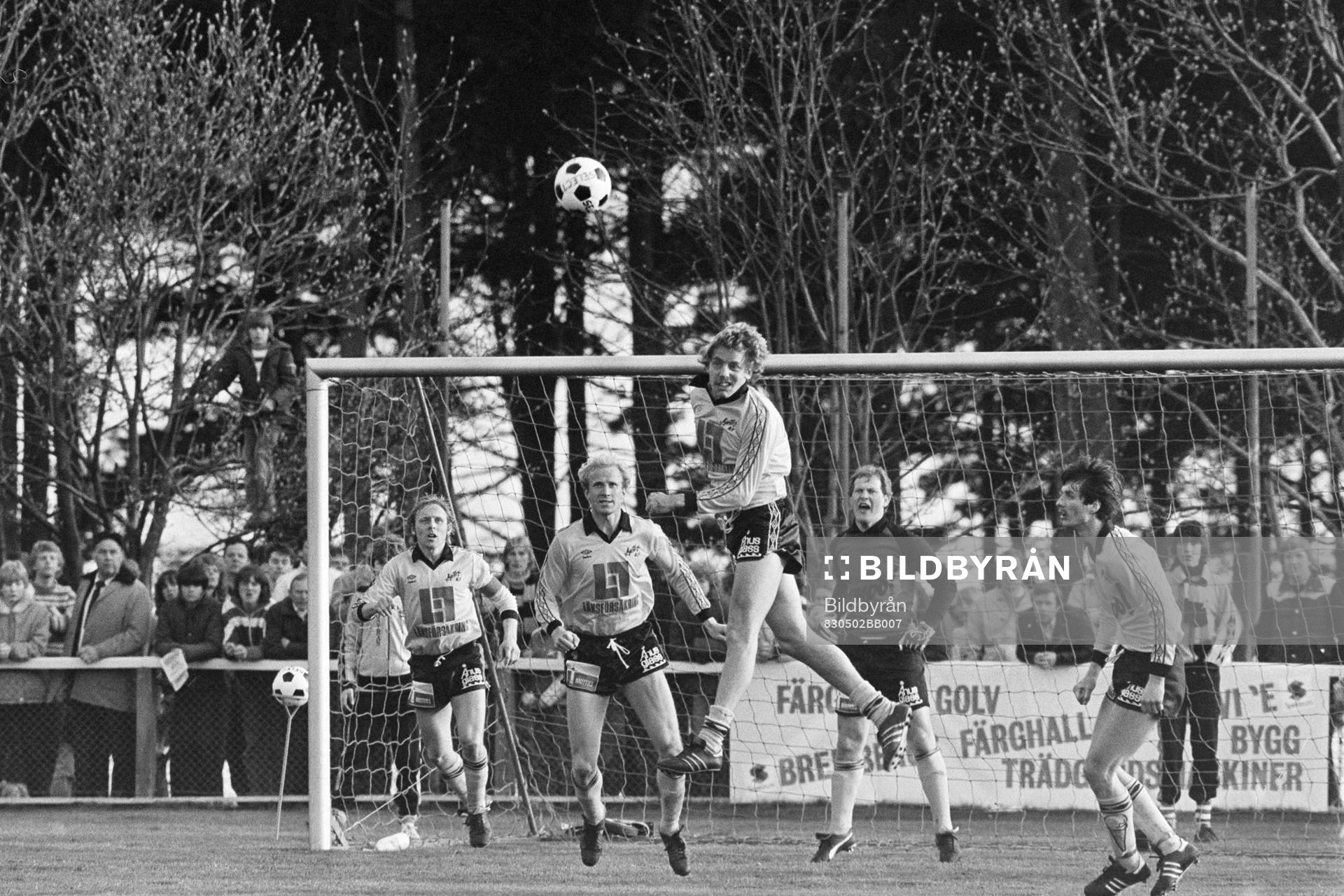 Hans Larsson, Mjällby nickar undan bollen