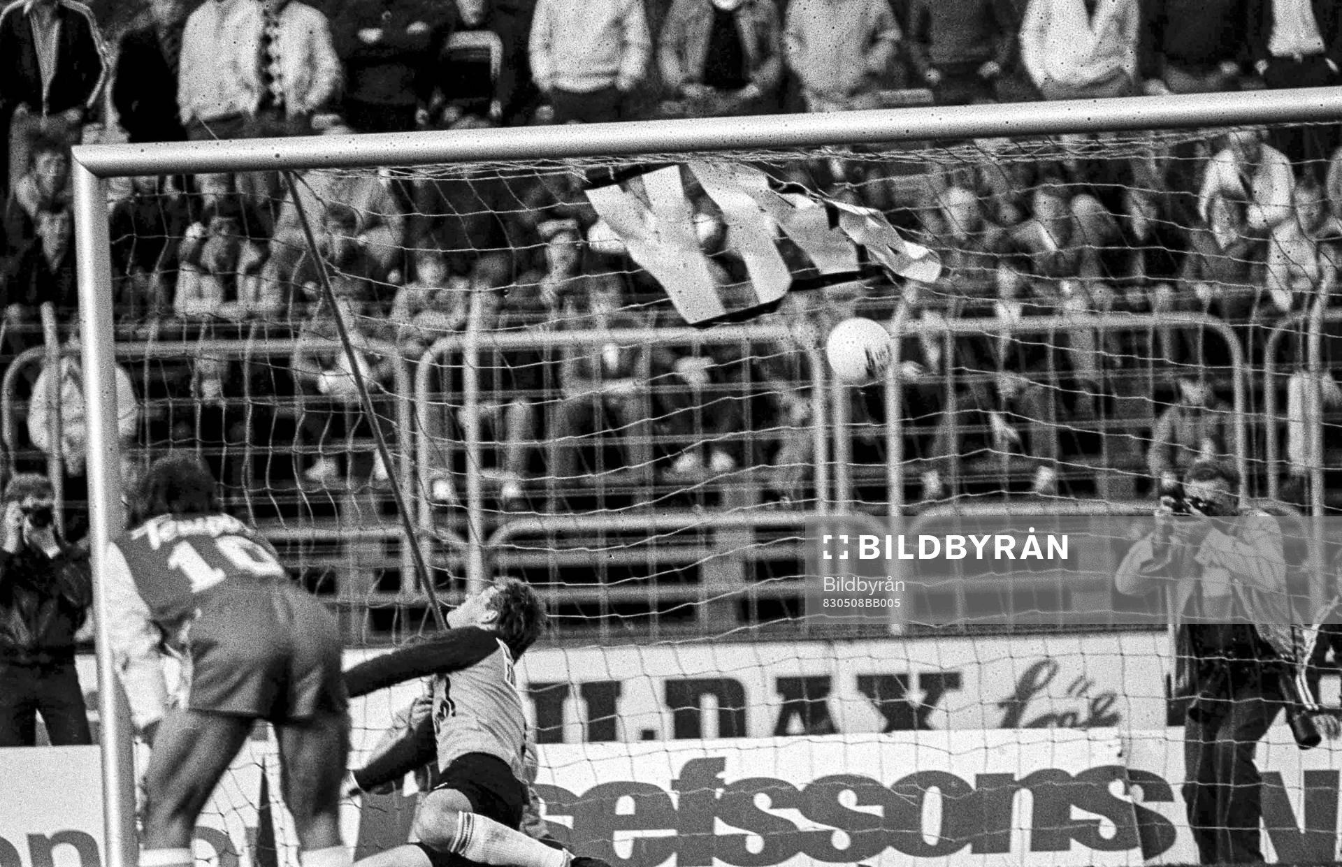 Bollen i mål bakom mjällbys målvakt Leif Persson
