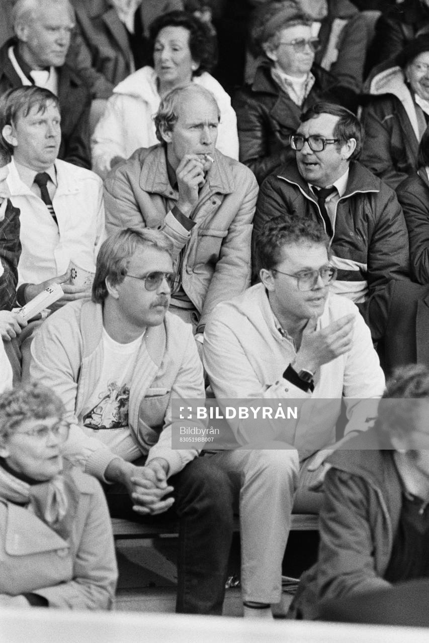  Halmstads tränare Jan Mak blev utvisad av domare Bengt Jansson, Hallsberg. Här på läktaren tillsammans med halmstads ordförande Stig Nilsson.
