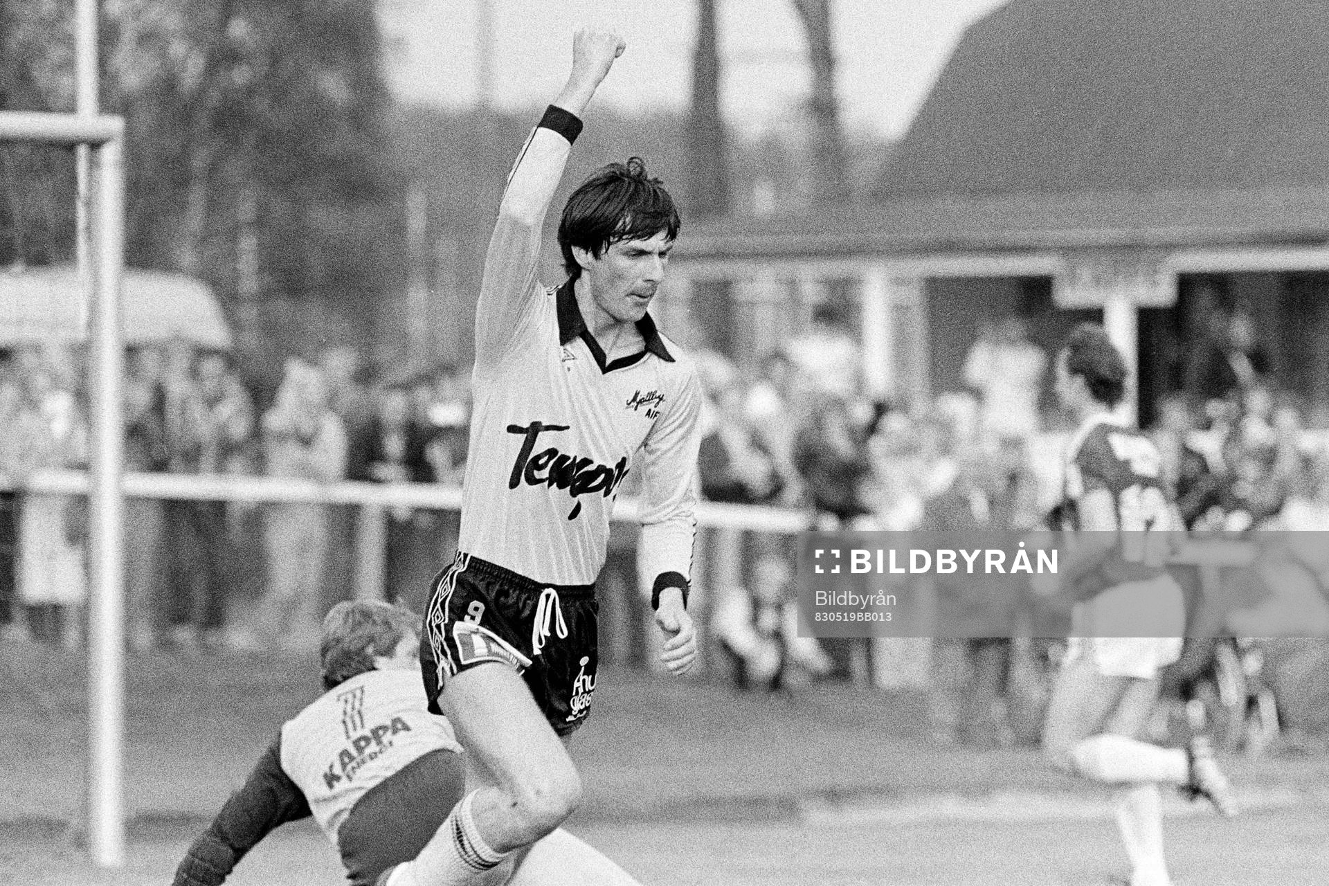  Lennart Johansson, Mjällby gör mål på halmstads målvakt Carl-Johan Jönsson.