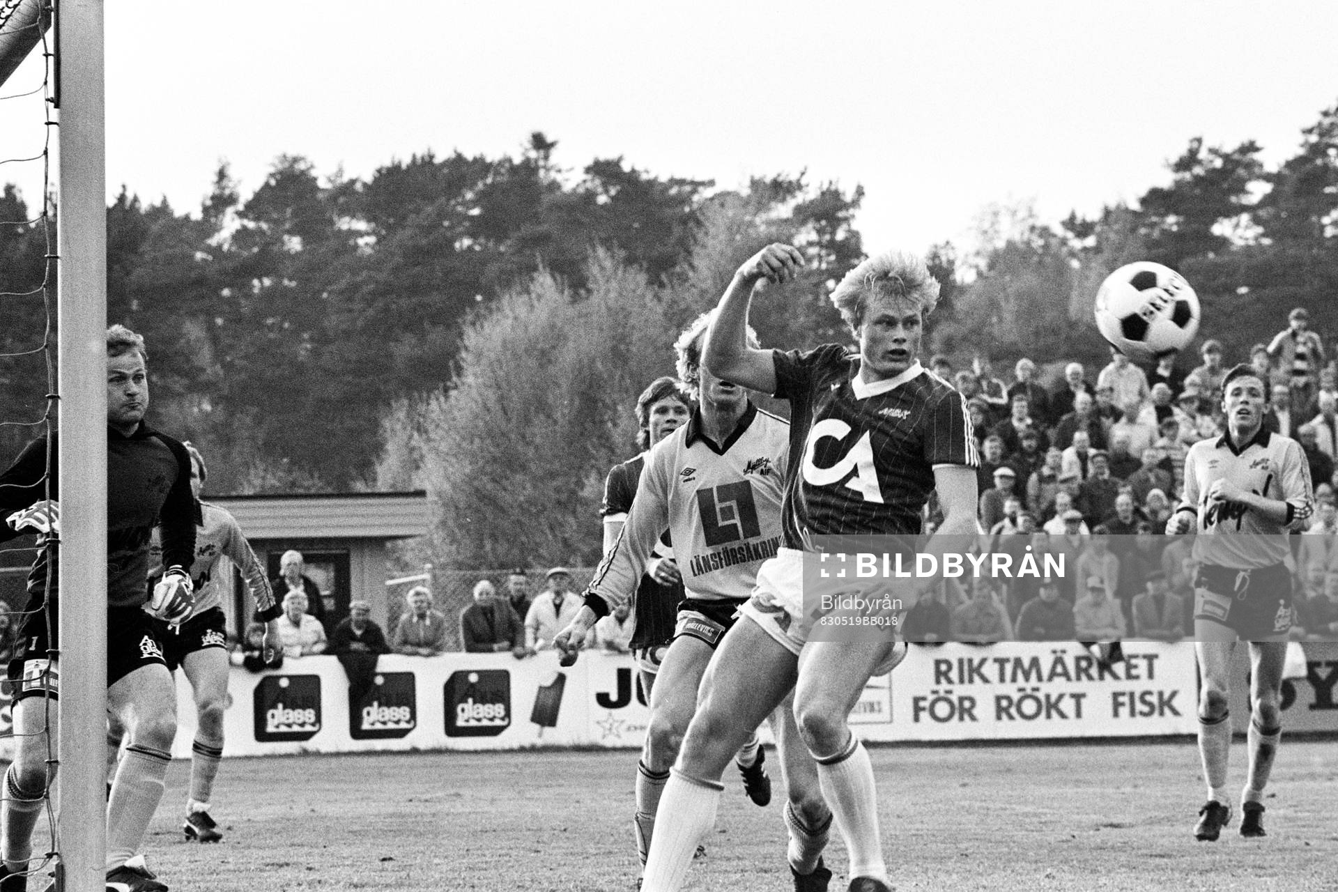  Halmstad Peter Larsson framför mjällbys mål.