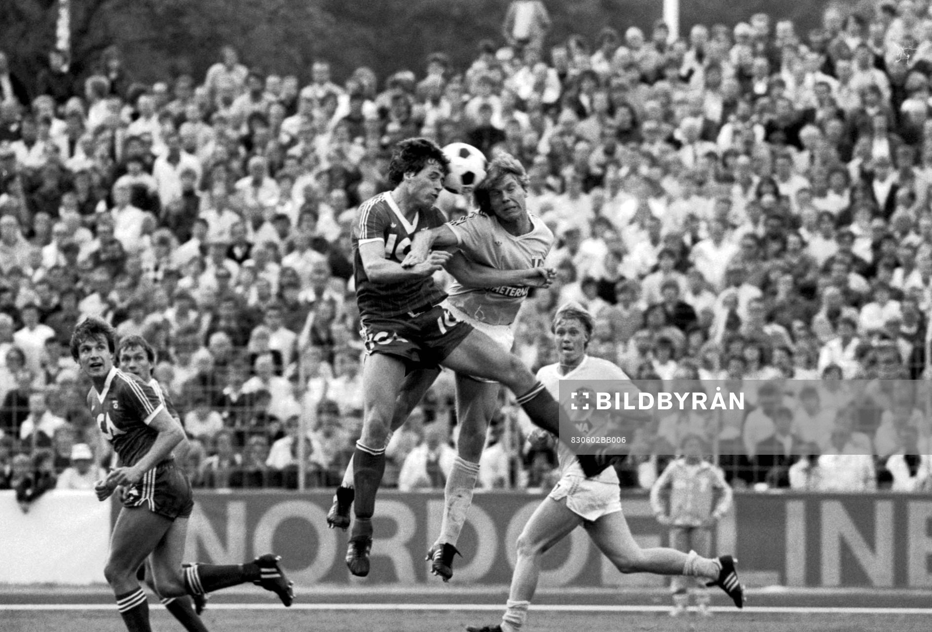 Glenn Hysén, Göteborg i nickduell med Thomas Sunesson,