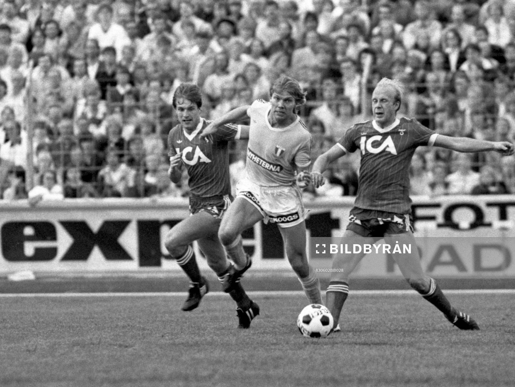 Malmös Thomas Sunesson i kamp om bollen med Tord Holmgren,
