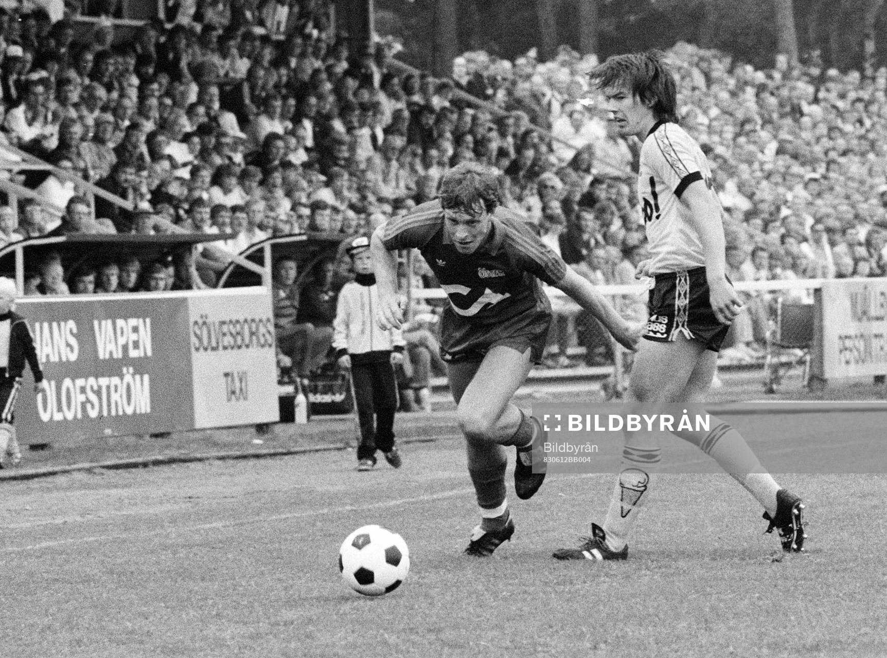 Östers Peter Truedsson tar sig förbi mjällbys Mats