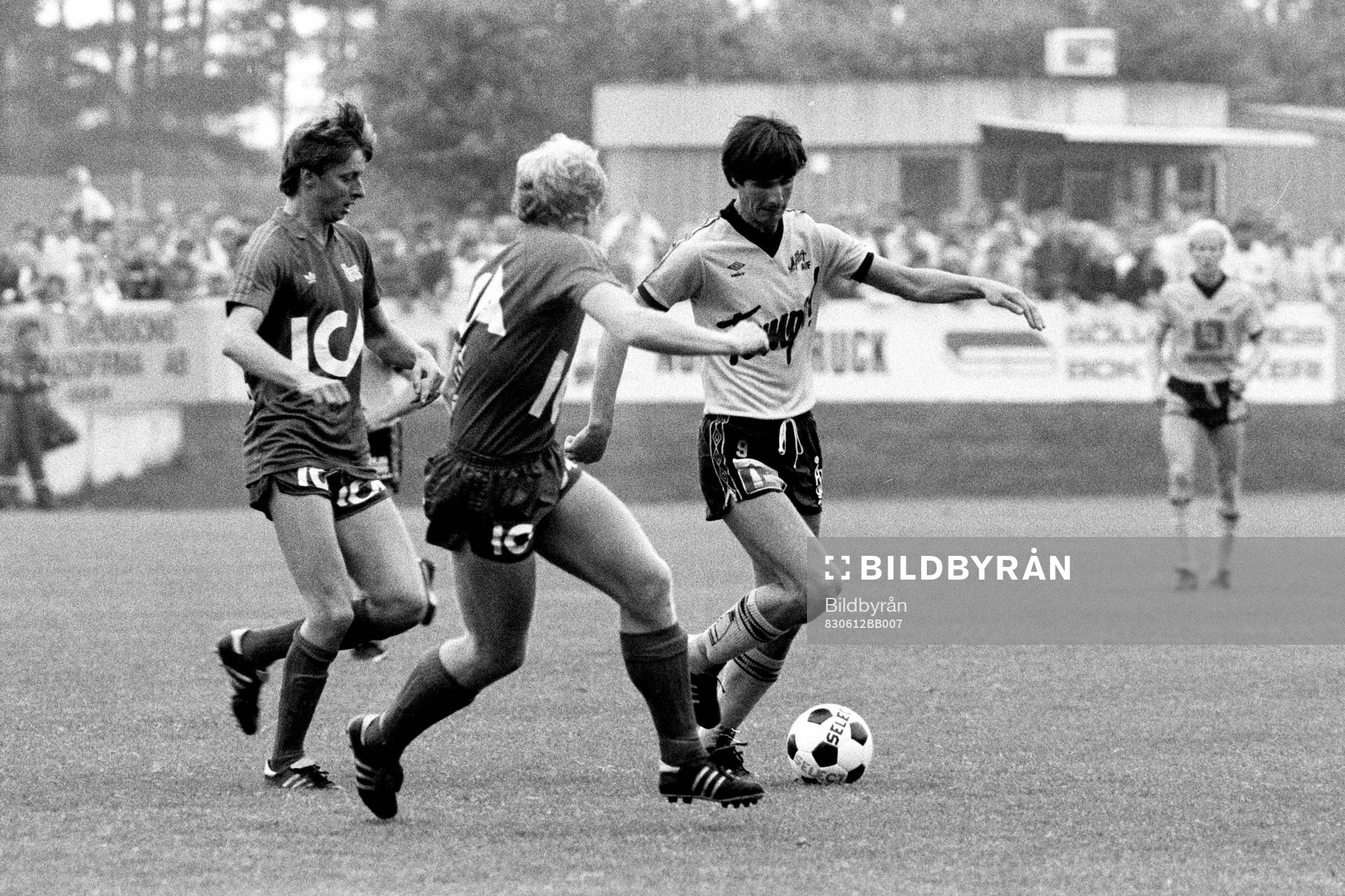 Lennart Johansson, Mjällby uppvaktas av två österspelare